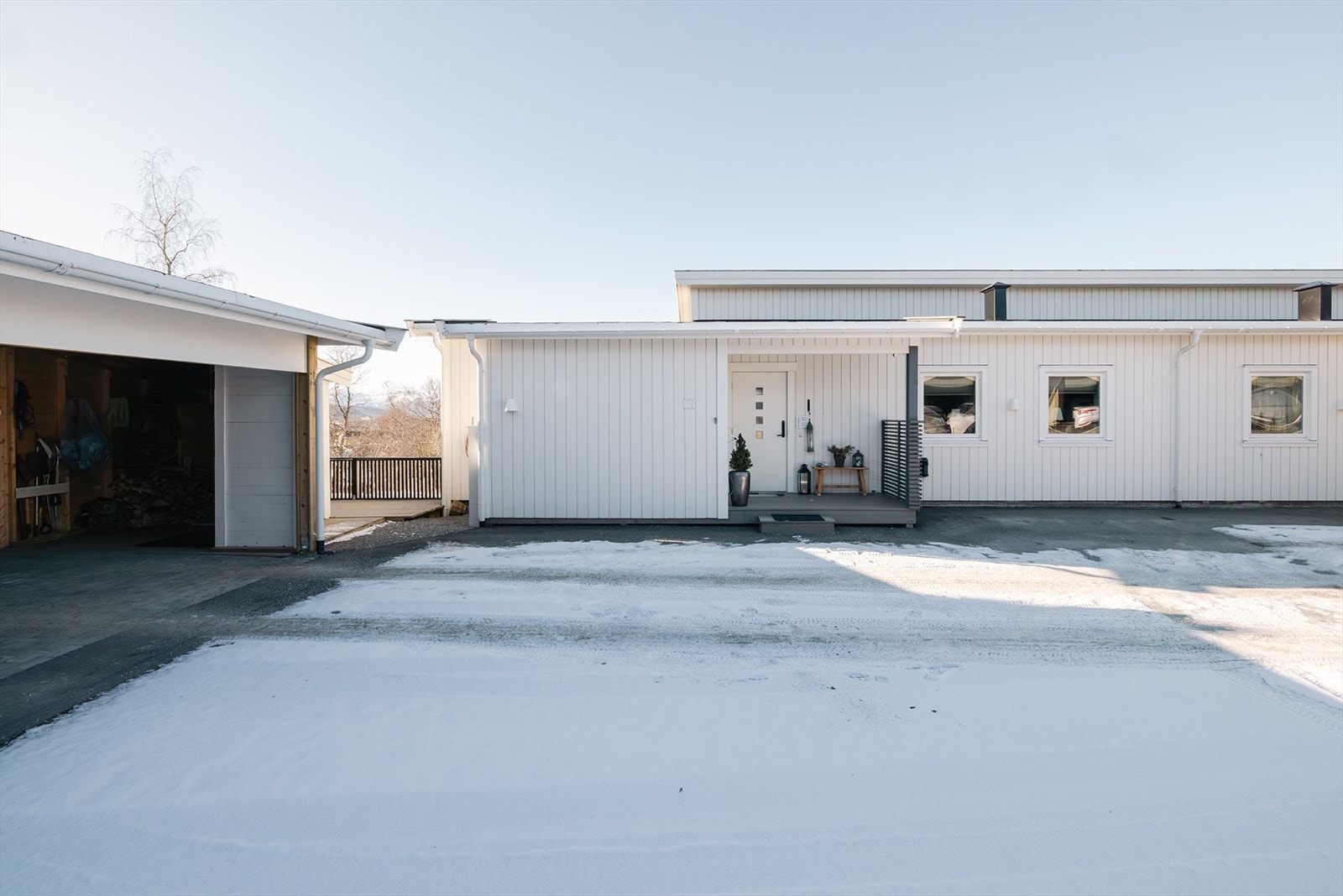 Enkel adkomst og funksjonell planløsning med alt på ett plan. Carport og parkering like utenfor inngangsdøren. Overbygget inngangsparti med tilknyttet utebod. Galleribilde