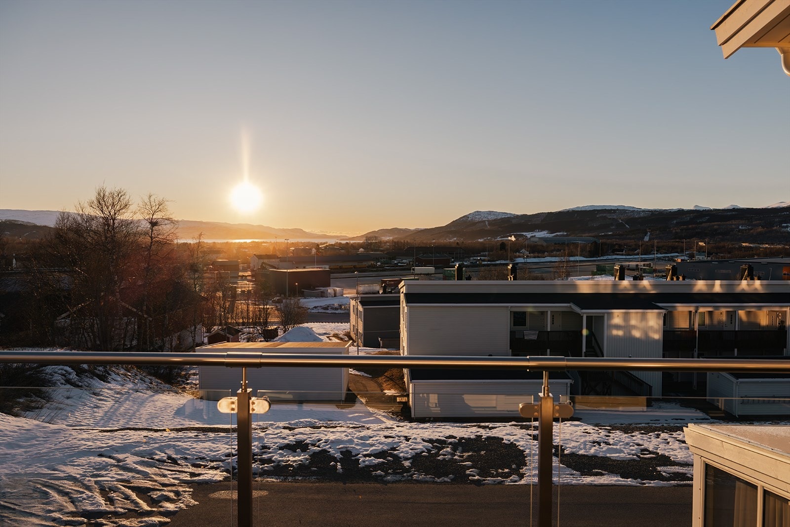 Velkommen til Gaphaugen 2 D. Selveierleilighet fra 2019 med flott utsikt og meget gode solforhold. Galleribilde