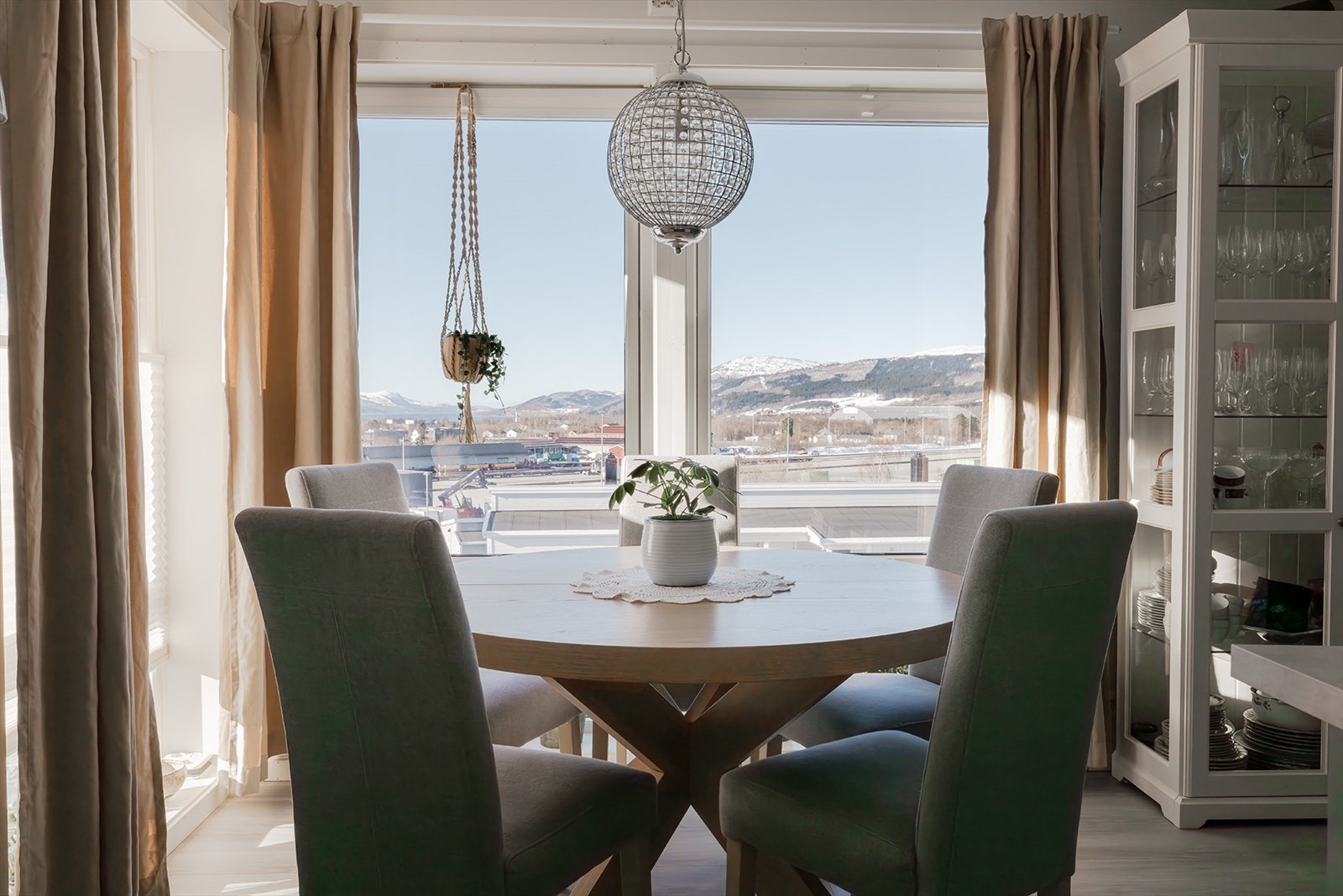 Leiligheten har et bruksareal, BRA-i på 100 m2. Innglasset balkong 12 m2, og utebod 6m2 kommer i tillegg, slik at totalt BRA er 118 m2 Galleribilde