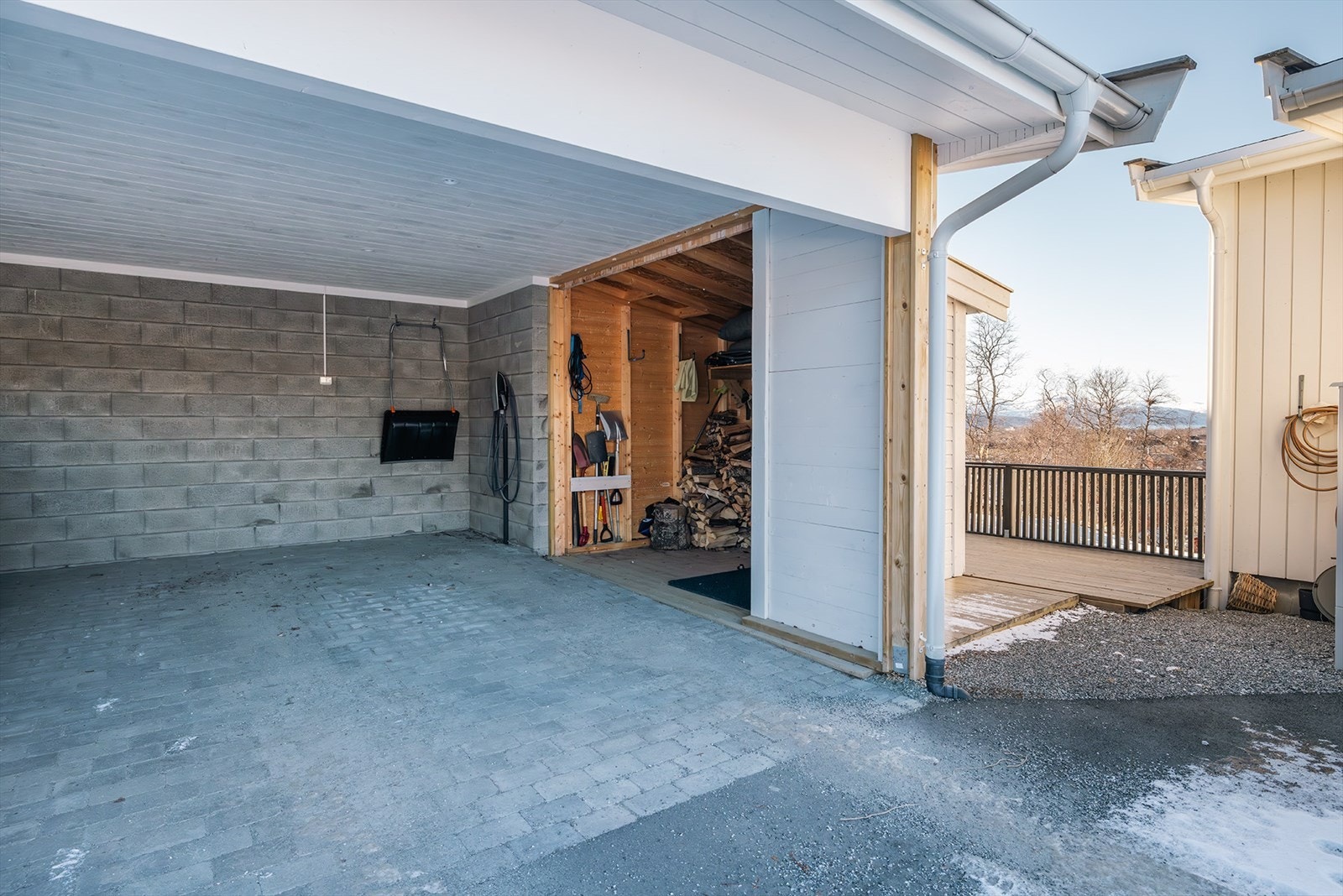 Gulvarealet i carport med bodløsning er 20 m2. Montert ladeanlegg/ for elbil Galleribilde