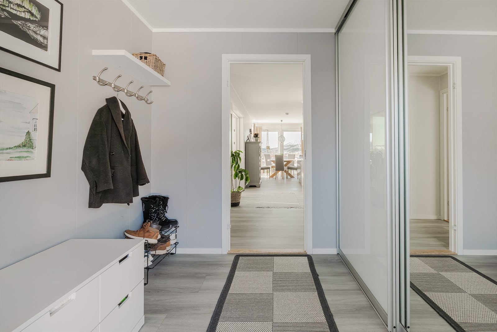 Inngangsparti med skyvedørsgarderobe Galleribilde