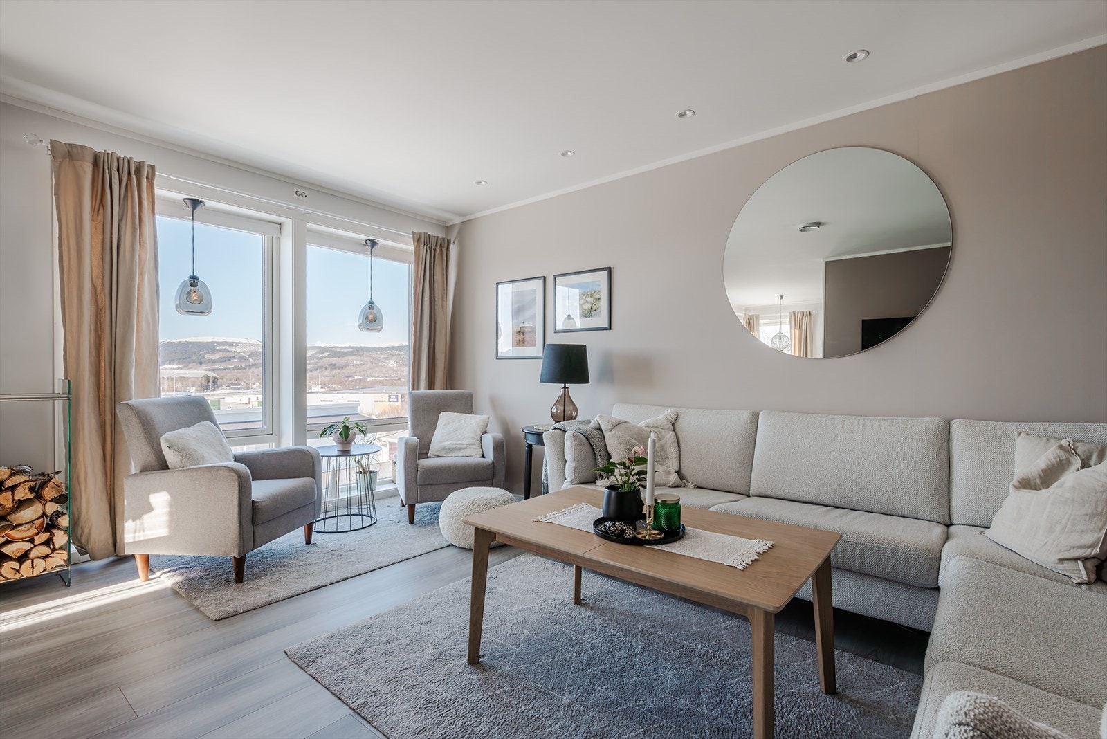 Store vindusflater og utsikt over nærområdet. Vinduene er med 3 - lags energiglass i leiligheten, og 2 - lags energiglass i innglasset balkong. Galleribilde