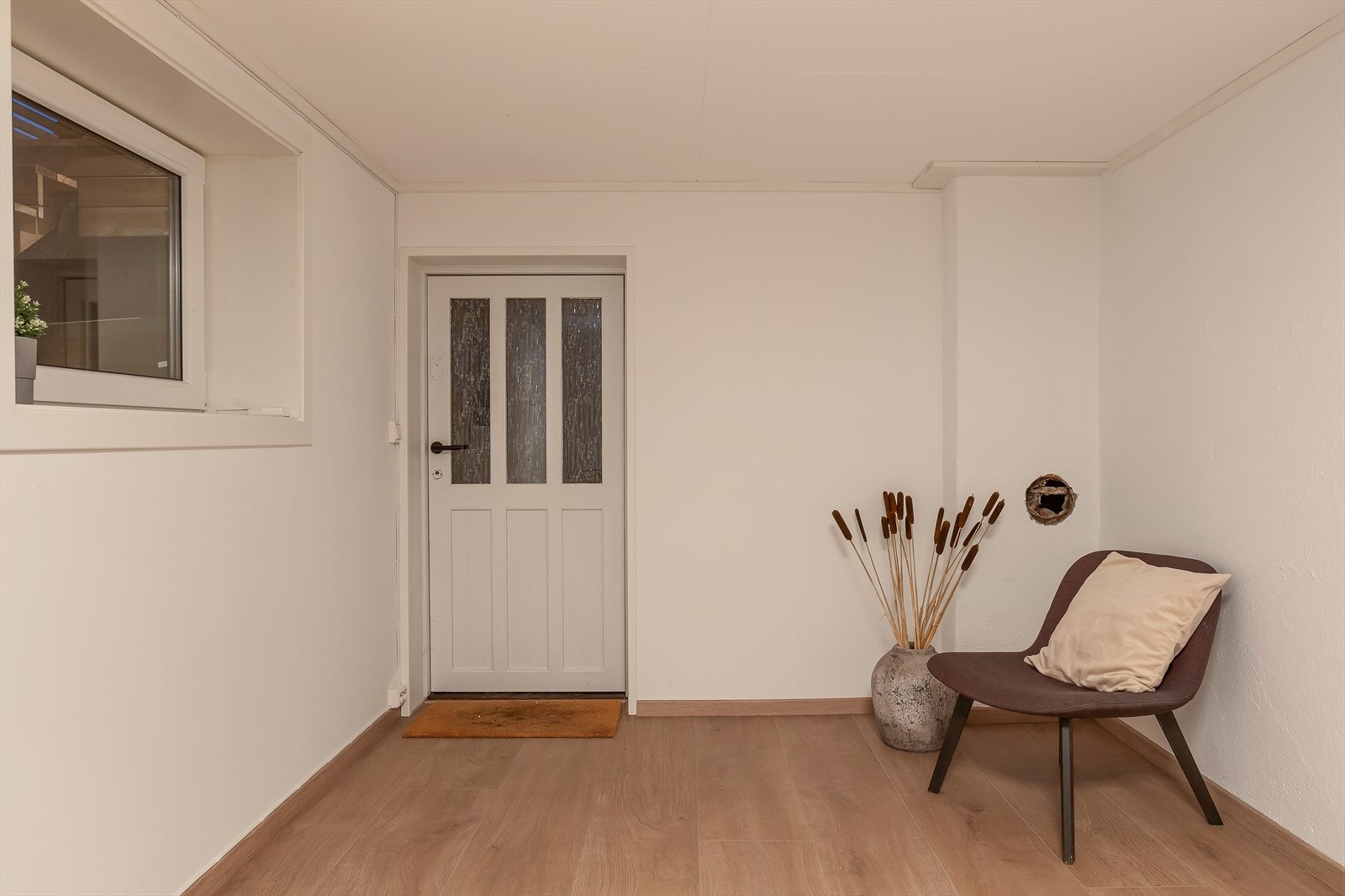 Underetasjen har innvendig og utvendig adkomst, med delvis nye vinduer fra 2022. Galleribilde