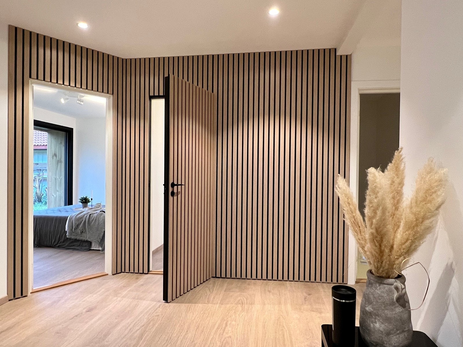 Boligen ble betydelig oppgradert i 2022 med moderne kombinasjoner som bred 1-stavs parkettgulv, hvitmalte overflater, spiler og downlights. Galleribilde