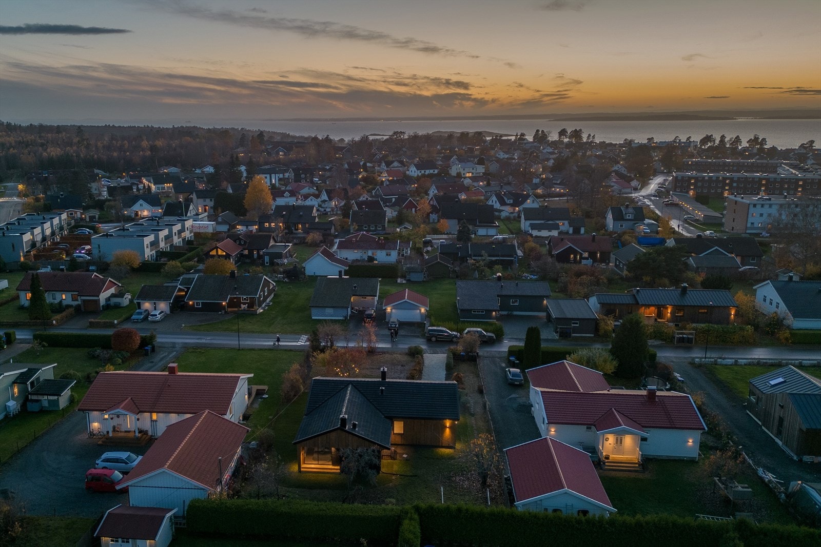 Fra boligen er det kort vei til alle daglige gjøremål og gangavstand til aktivitet for både hverdag, fritid og helg. Galleribilde