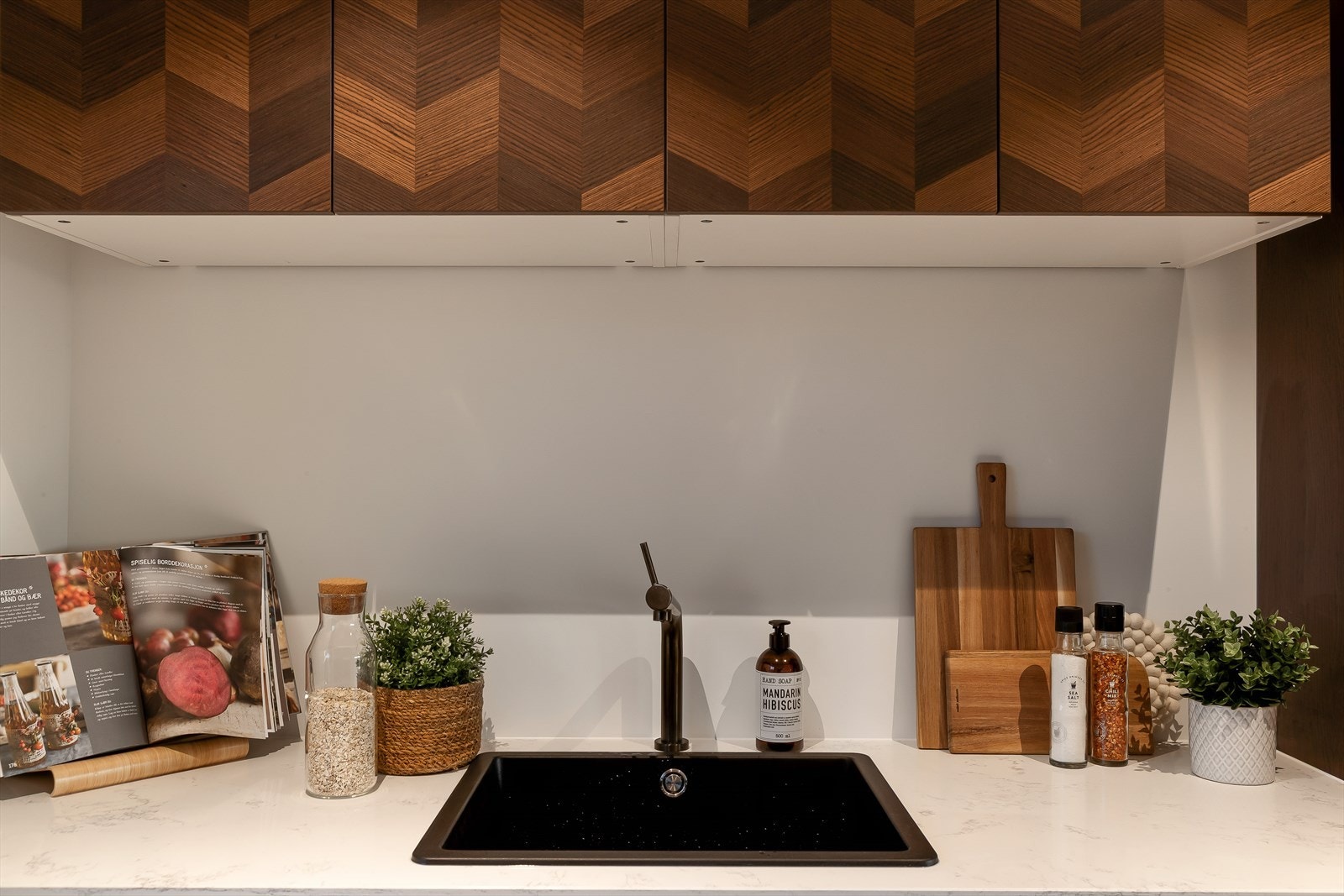 Det er blant annet nedfelt oppvaskkum i kompositt og hvitevarene er integrerte. Galleribilde