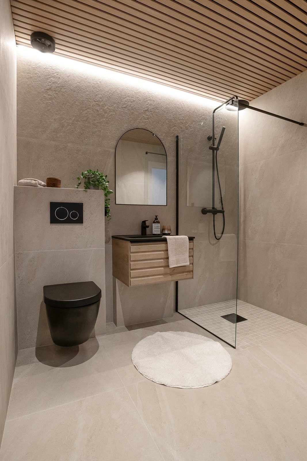 Bad 2 har i tillegg til downlight montert ledlist i tak som gir rommet en ekstra dekorativ detalj. Galleribilde