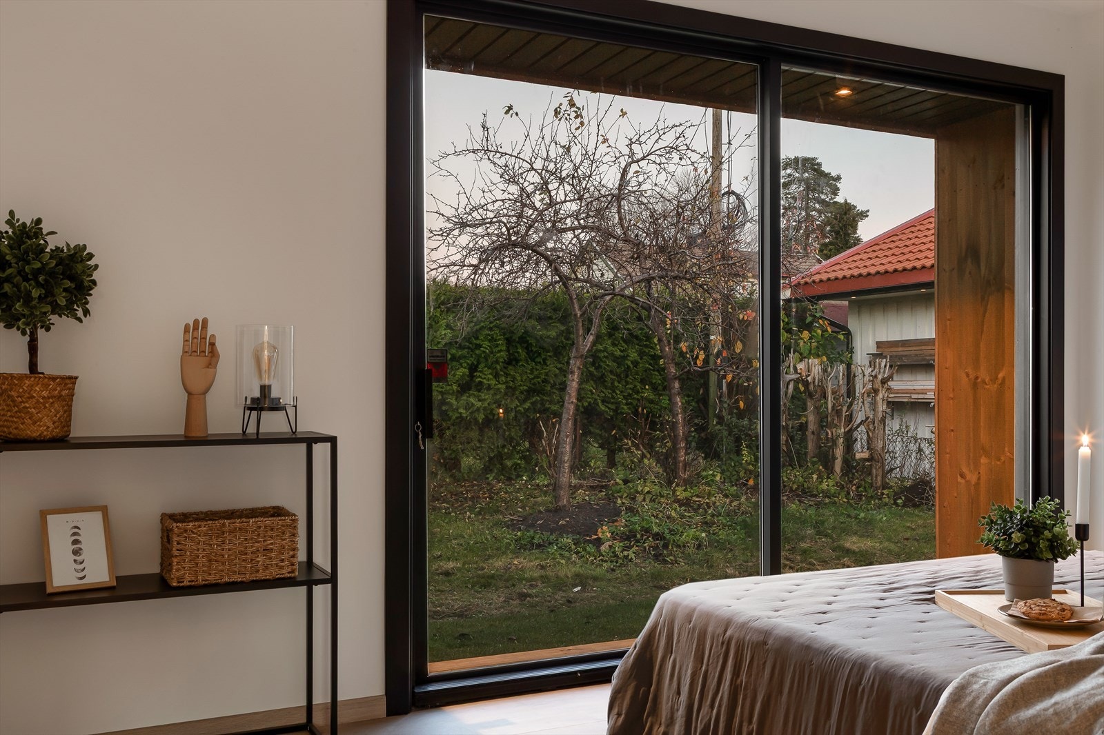 Soverom 1. Nordsøstvendt soverom har stor skyvedør ut til overbygd trapp til hage. Galleribilde