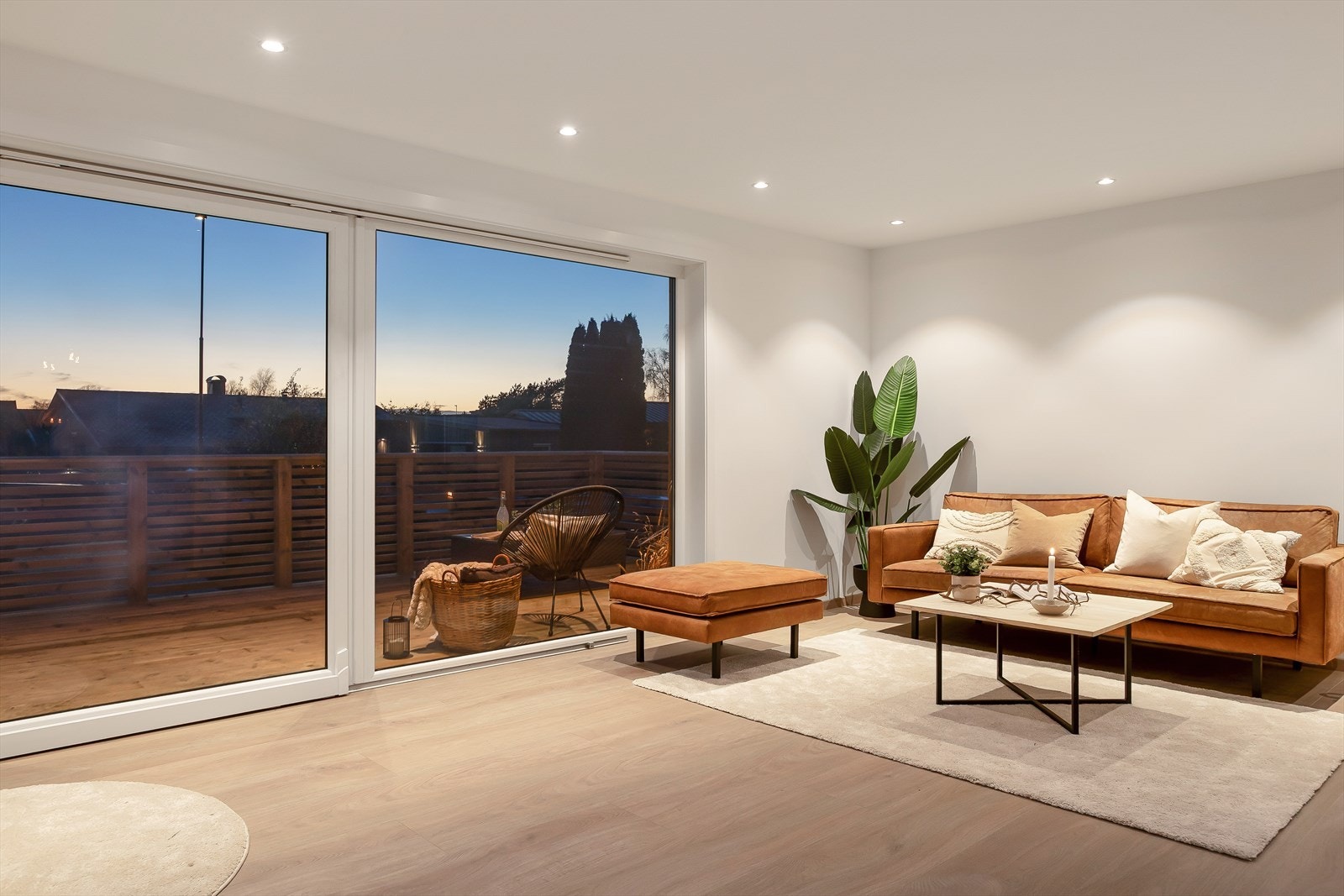 Ved dagens sofaløsning er det skyvedør og stort vindu som gir naturlig lys og enkel adkomst til egen uteplass. Galleribilde