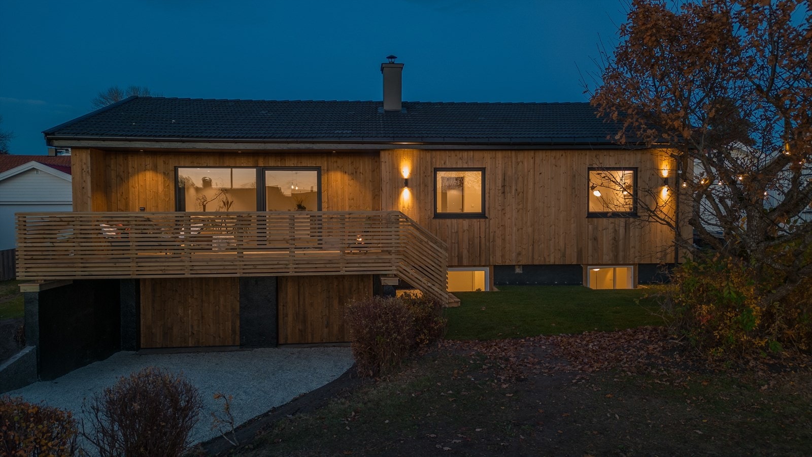 Enebolig oppgradert i 2022 med integrert dobbelgarasje og attraktiv beliggenhet. Tomten på over 1 mål gir rom til aktivitet for både liten og stor. Galleribilde