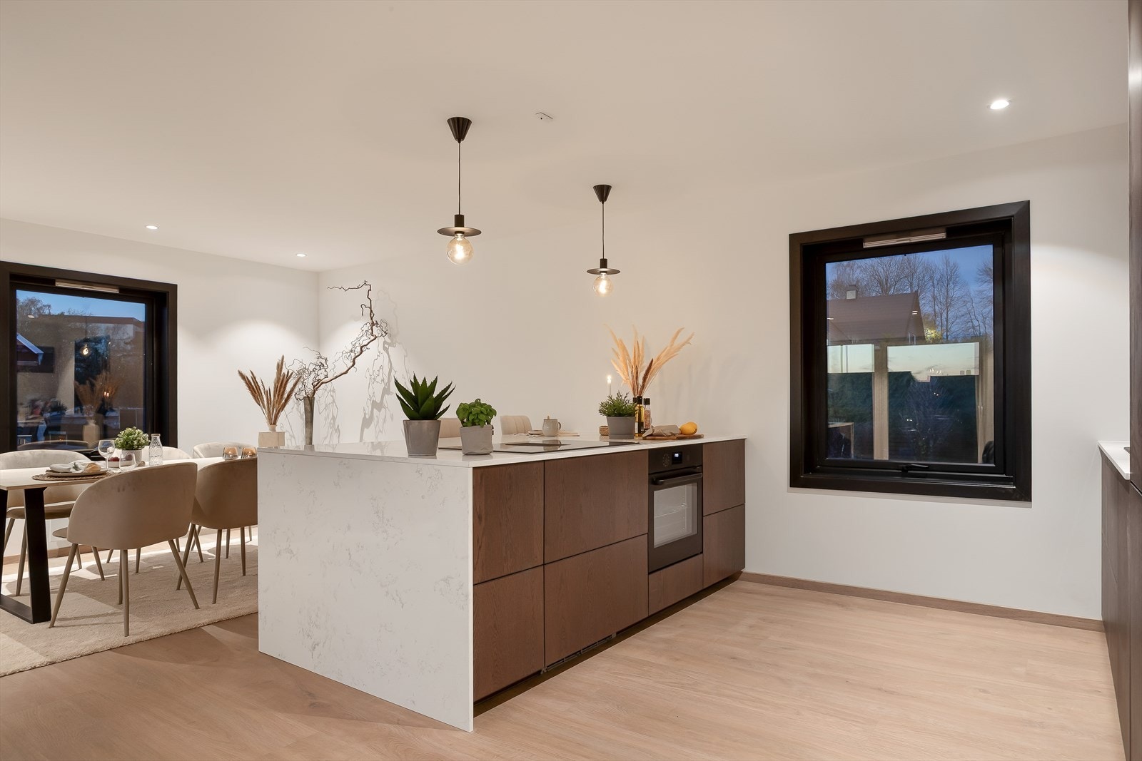 I kjøkkenhalvøya er det platetopp med nedfelt ventilator og stekeovn, samt ekstra oppbevaring og benkeplass. Galleribilde