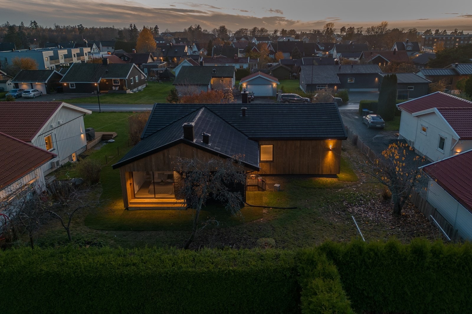 Eiendommen ligger i et veletablert og attraktivt villaområde på Ekholt, med rolig og tilbaketrukket beliggenhet på feltet. Galleribilde