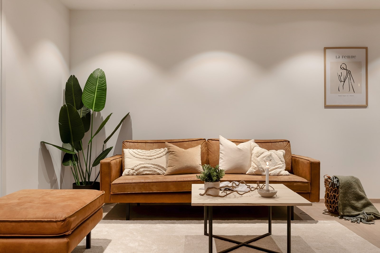 Stuen har god størrelse og kan fint møbleres i naturlige soner for både spisestue, sofagruppe og lesekrok el. l. Galleribilde