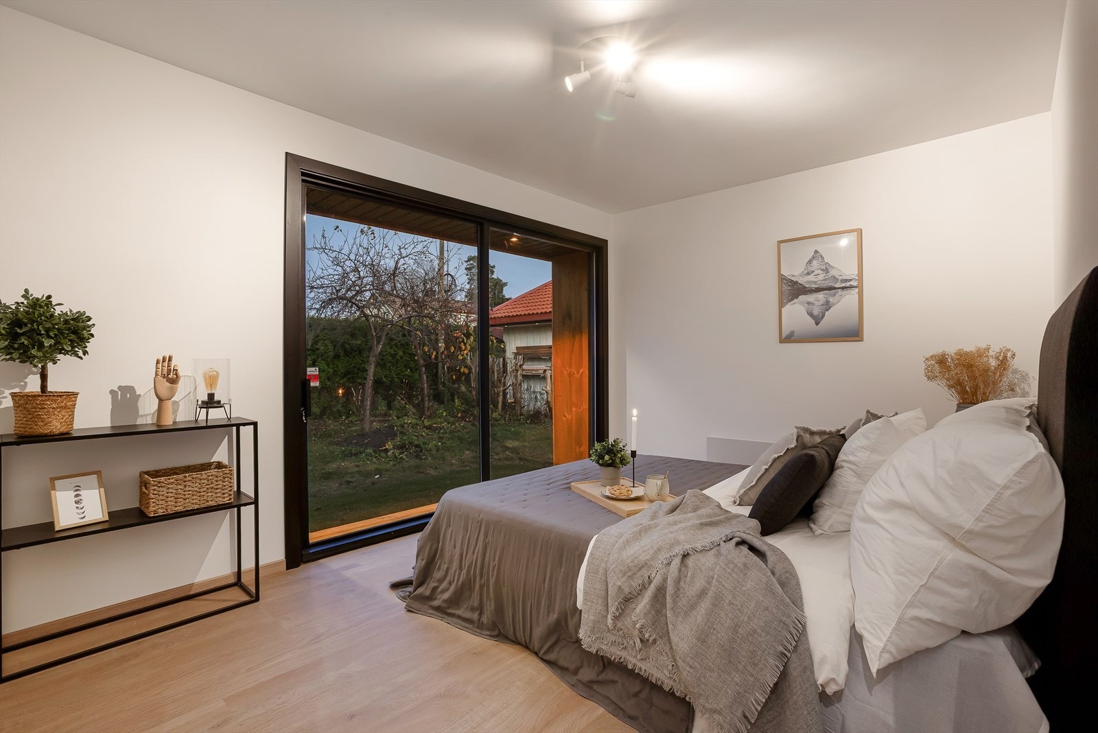 Soverom 1. Boligen har i dagens løsning totalt fem soverom, alle praktisk plassert i i nærhet til hverandre og begge bad i hallen. Galleribilde