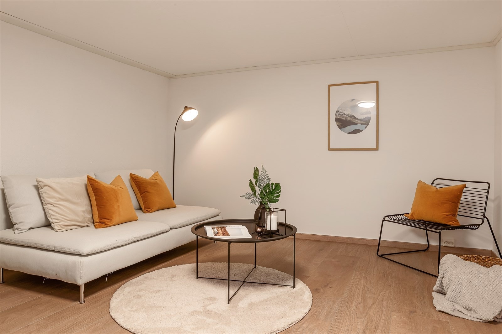 Rom brukt som kjellerstue har 1-stavs laminatgulv og slette overflater. Rommet er ikke godkjent for varig opphold. Galleribilde