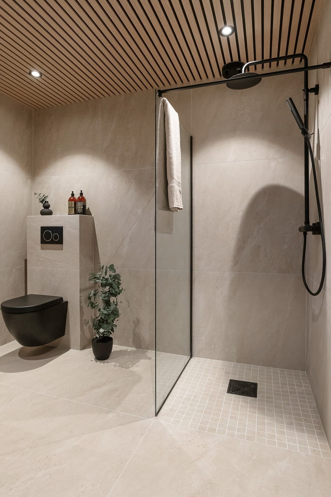 Boligen har to flotte bad fra 2022, med store fliser på vegger og gulv, varmekabler og spilepanel med downlights i tak. Galleribilde