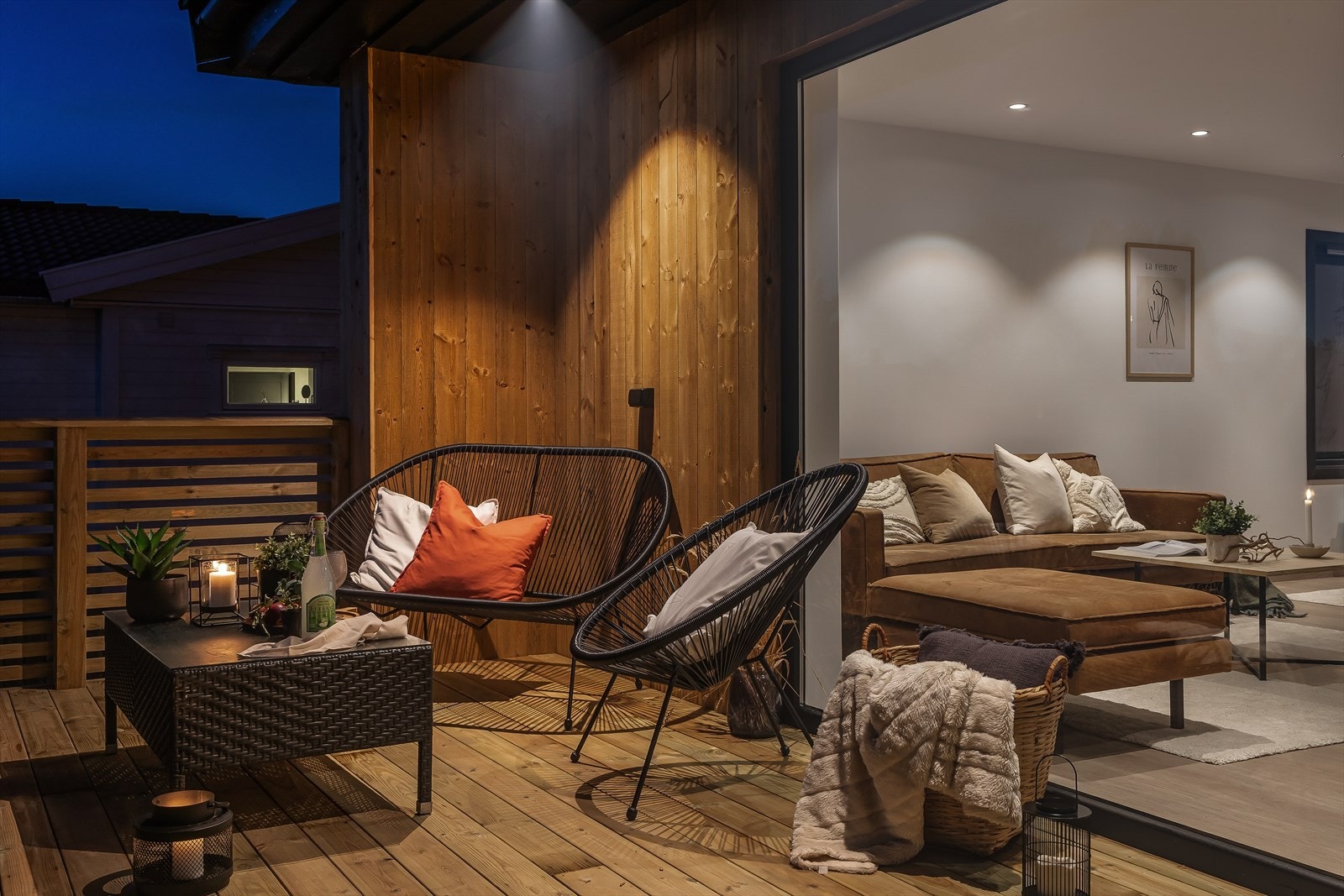 Delvis overbygg med innfelt lys gir skjerming og stemningslys når mørket faller. Galleribilde