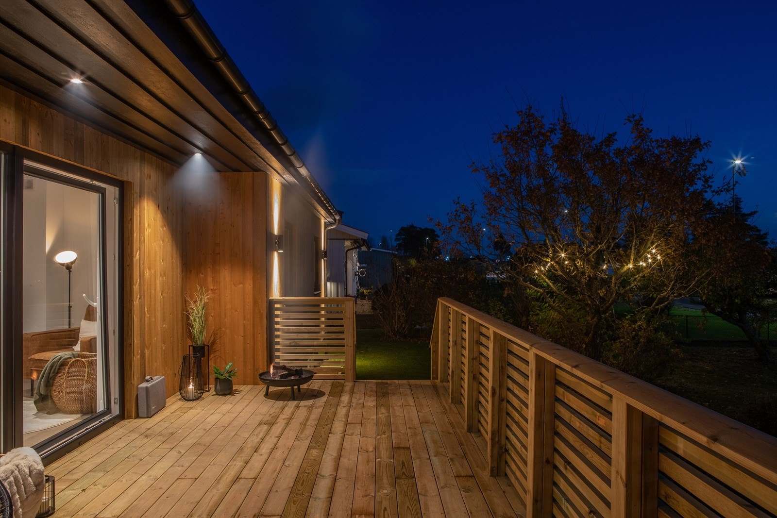 Veranda på 19 kvm er sydvestvendt for gode solforhold hele dagen, så her kan man nyte den norske sommersolen ute til både lunsj og middag. Galleribilde