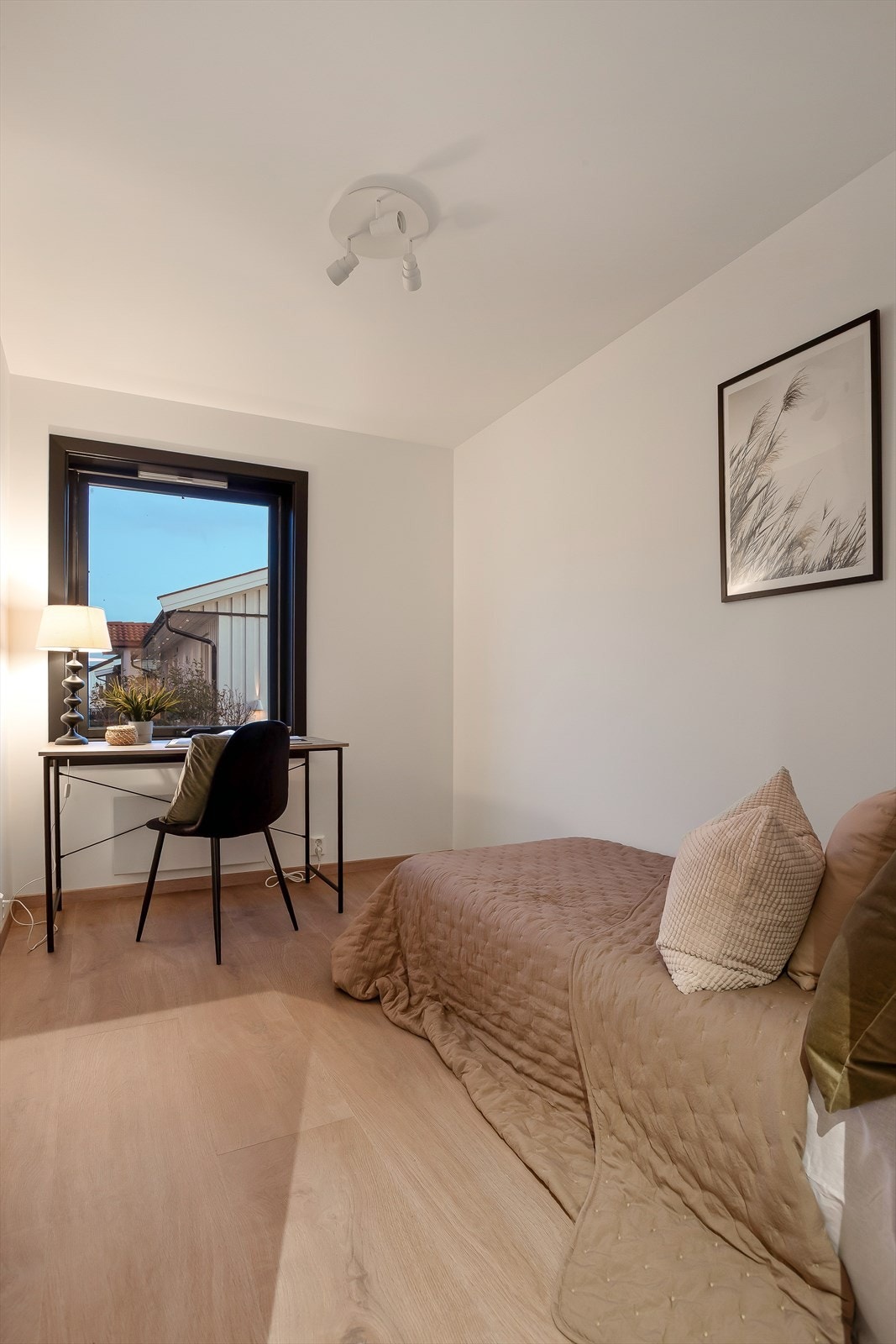 Soverom 2. Soverommene er alle lyse og innbydende med nye overflater fra 2022. Galleribilde