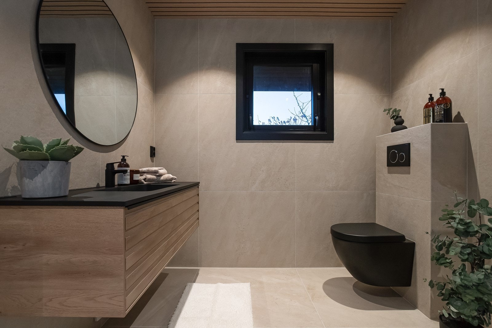 Badet med vindu er plassert rett innenfor inngangsdøren og bad 2 ligger vegg-i-vegg med kjøkken med adkomst fra hall. Galleribilde