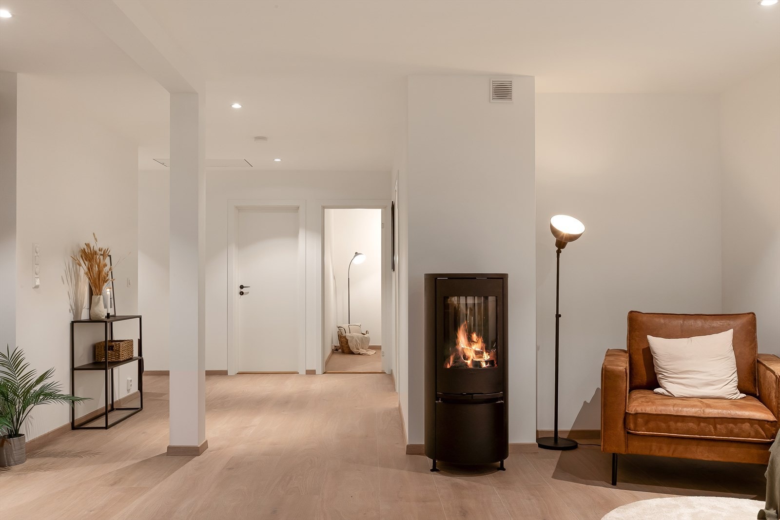 Midt i stuen står en peisovn som tilfører både varme og hygge til hele rommet. Galleribilde