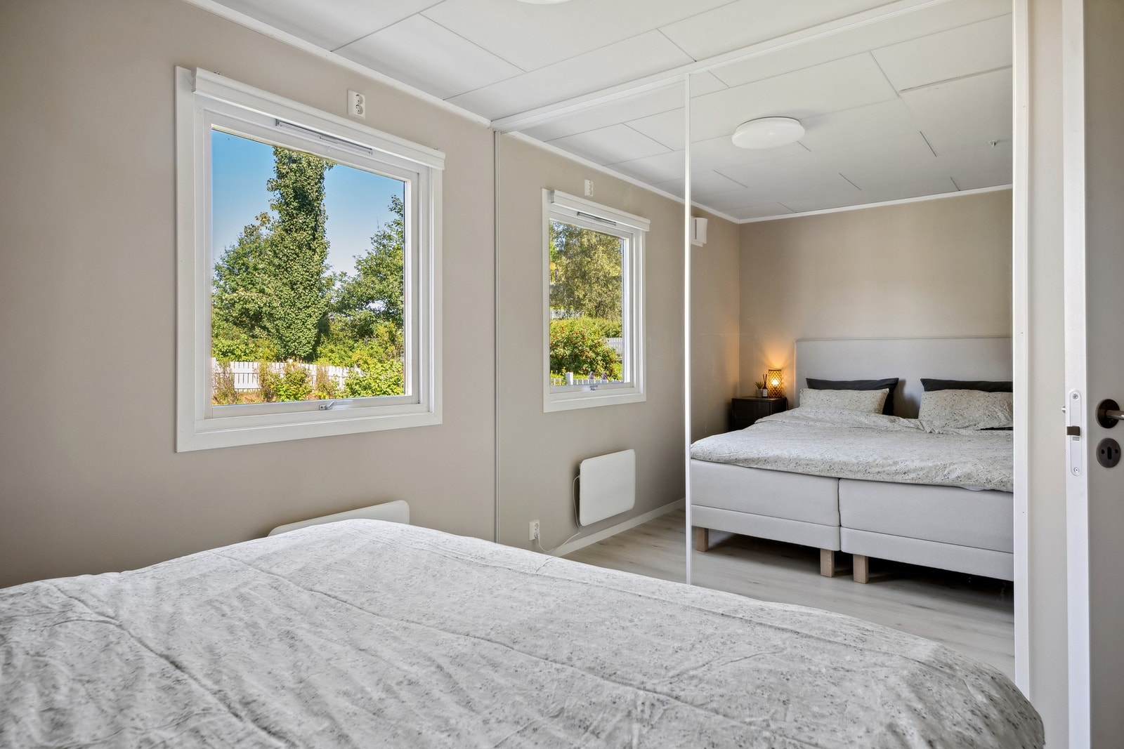 På hovedsoverommet er det montert en delikat skyvedørsgarderobe med Pax innredning og lys. Galleribilde