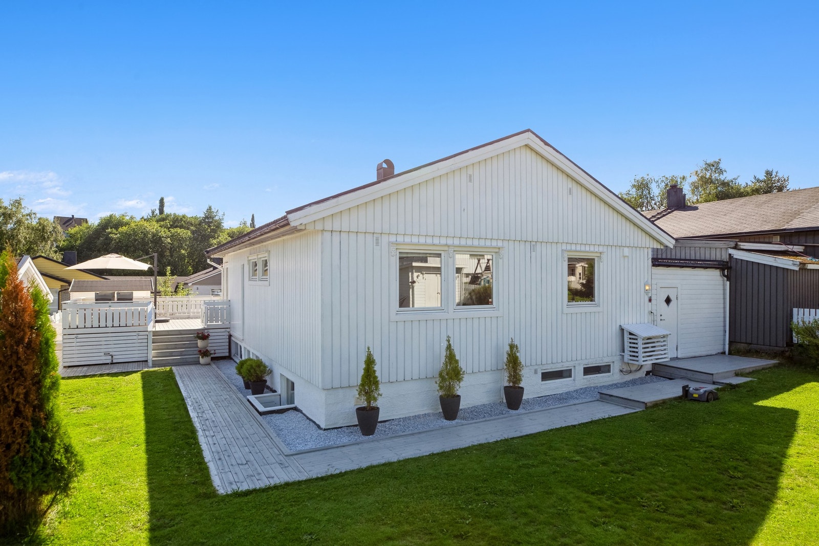 Det ble lagt ny drenering og grunnmursplast rundt huset i 2013. Da ble det også montert Eps fuktsikring. Galleribilde