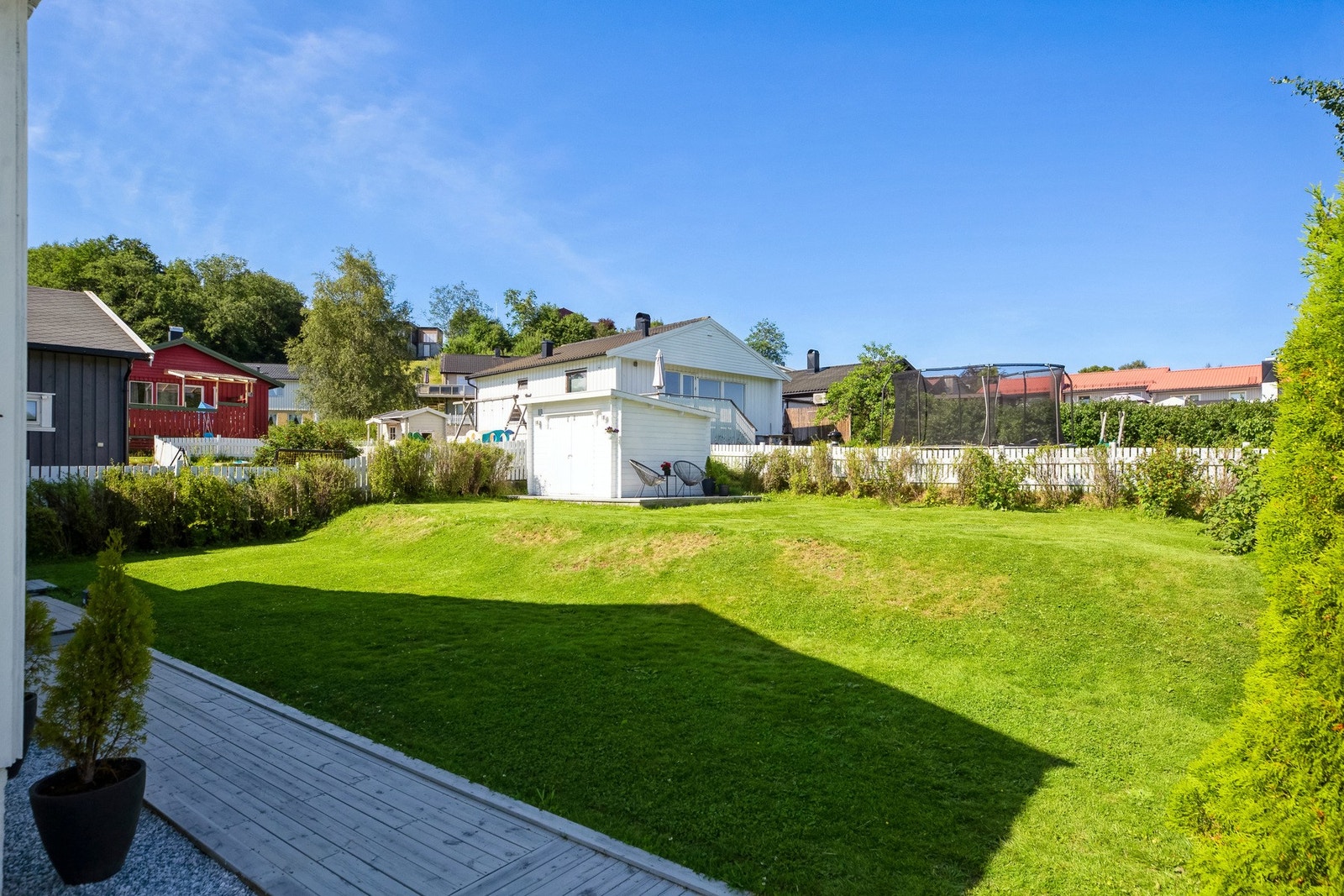 Fra eiendommen er det gangavstand til blant annet skole, barnehage og dagligvarebutikk. Galleribilde