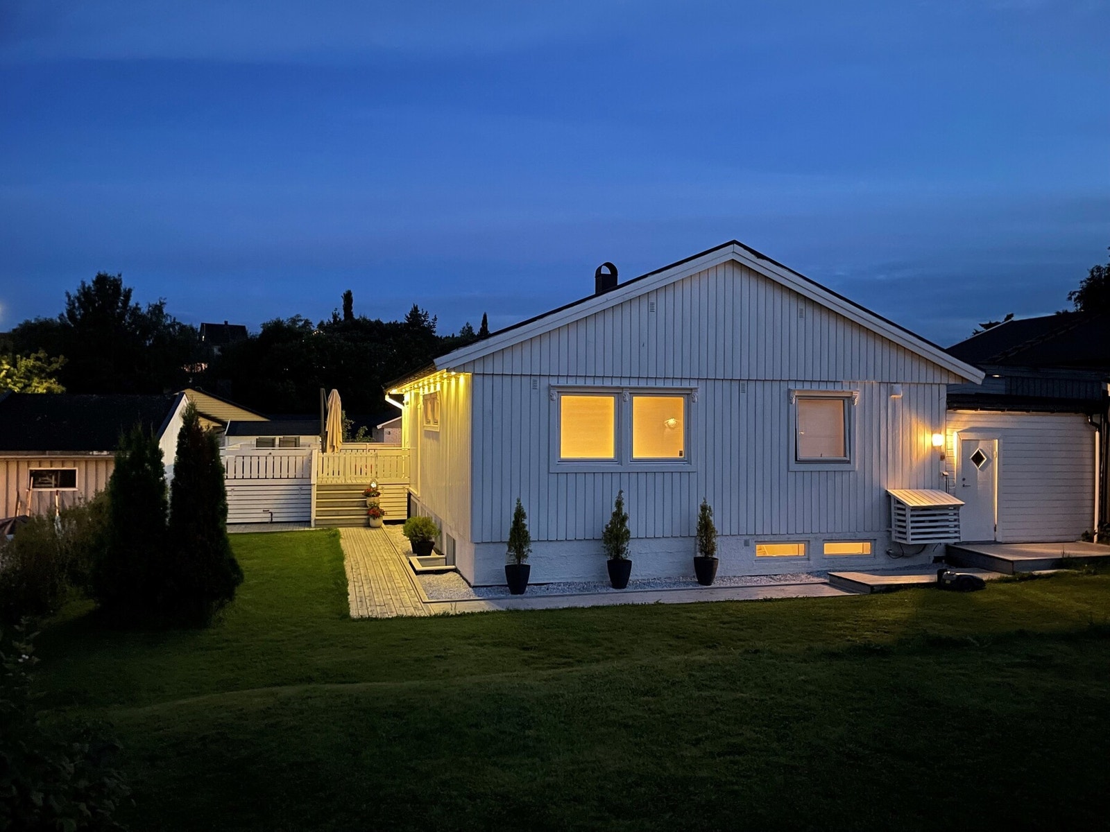 Hageområdet på kveldstid. Galleribilde