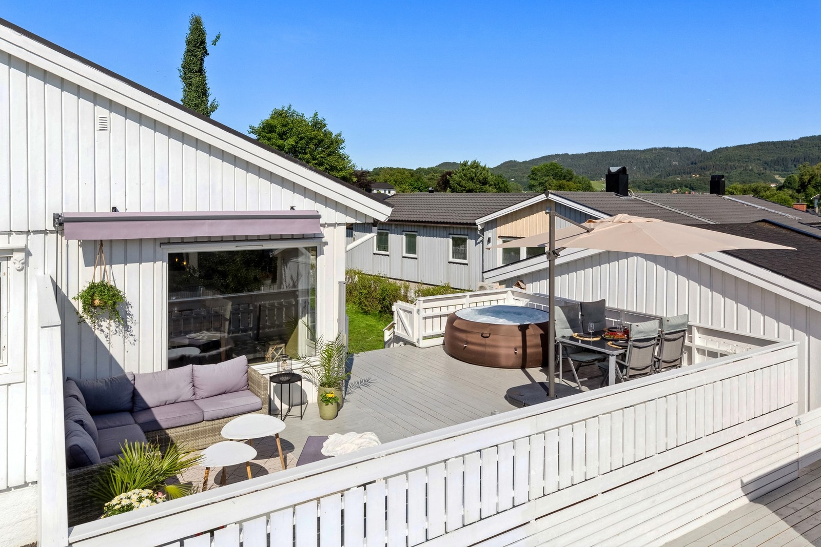 Sørvendt terrasse med tilgang fra stua/kjøkkenet. Praktisk lagringsplass for bilhenger og hagemøbler under terrasse. Galleribilde