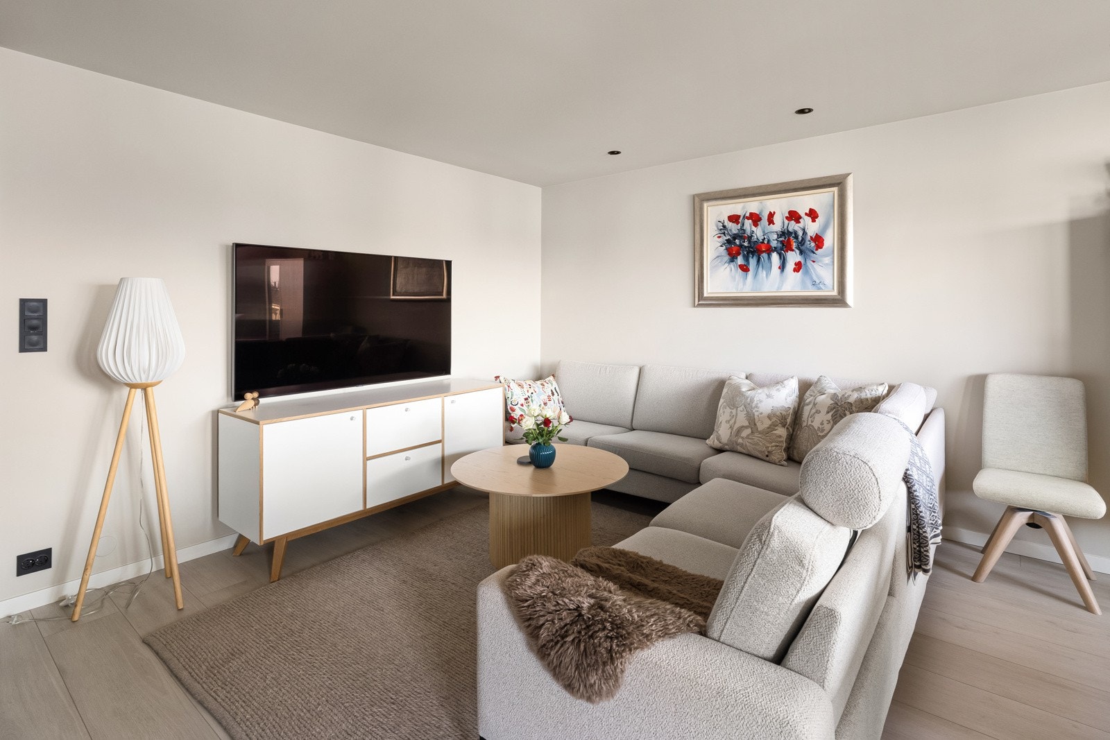 Innred med ønsket sofa, sofabord og tv-benk. Galleribilde
