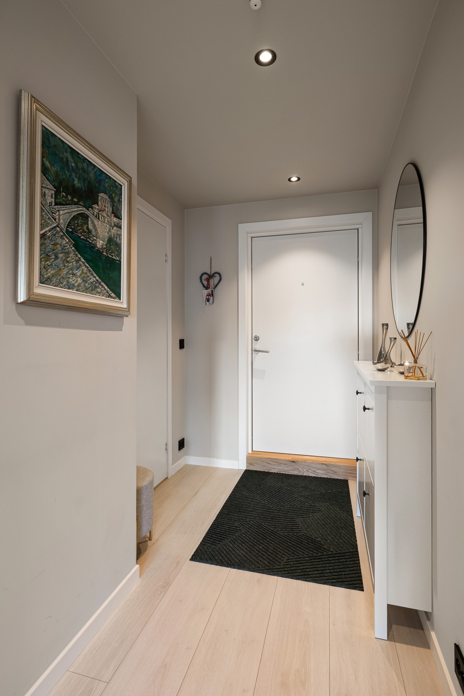 Entrè med god plass til et oppheng av yttertøy og sko. Galleribilde