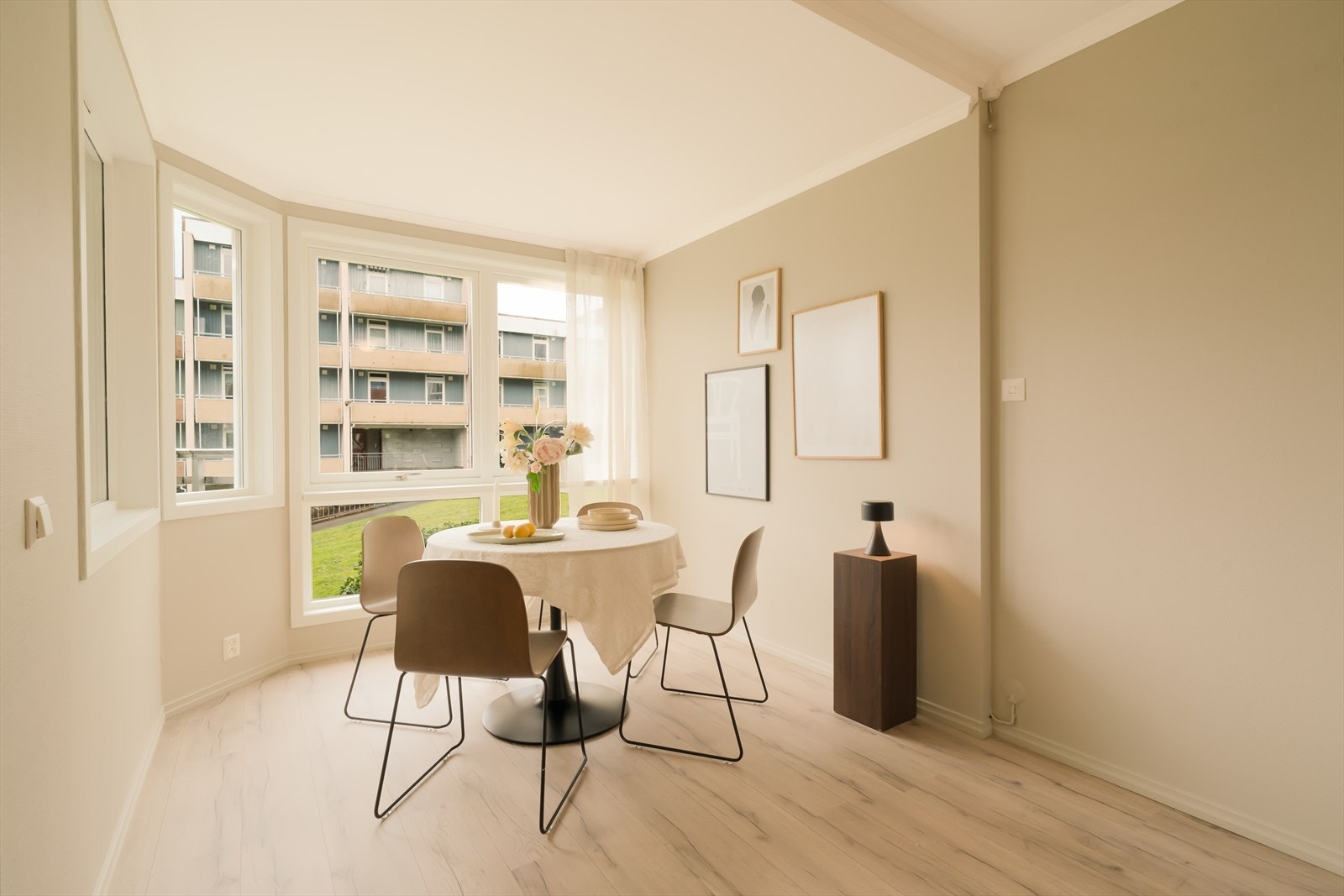 - Spisestue og kjøkken måler 15,3m² - Galleribilde