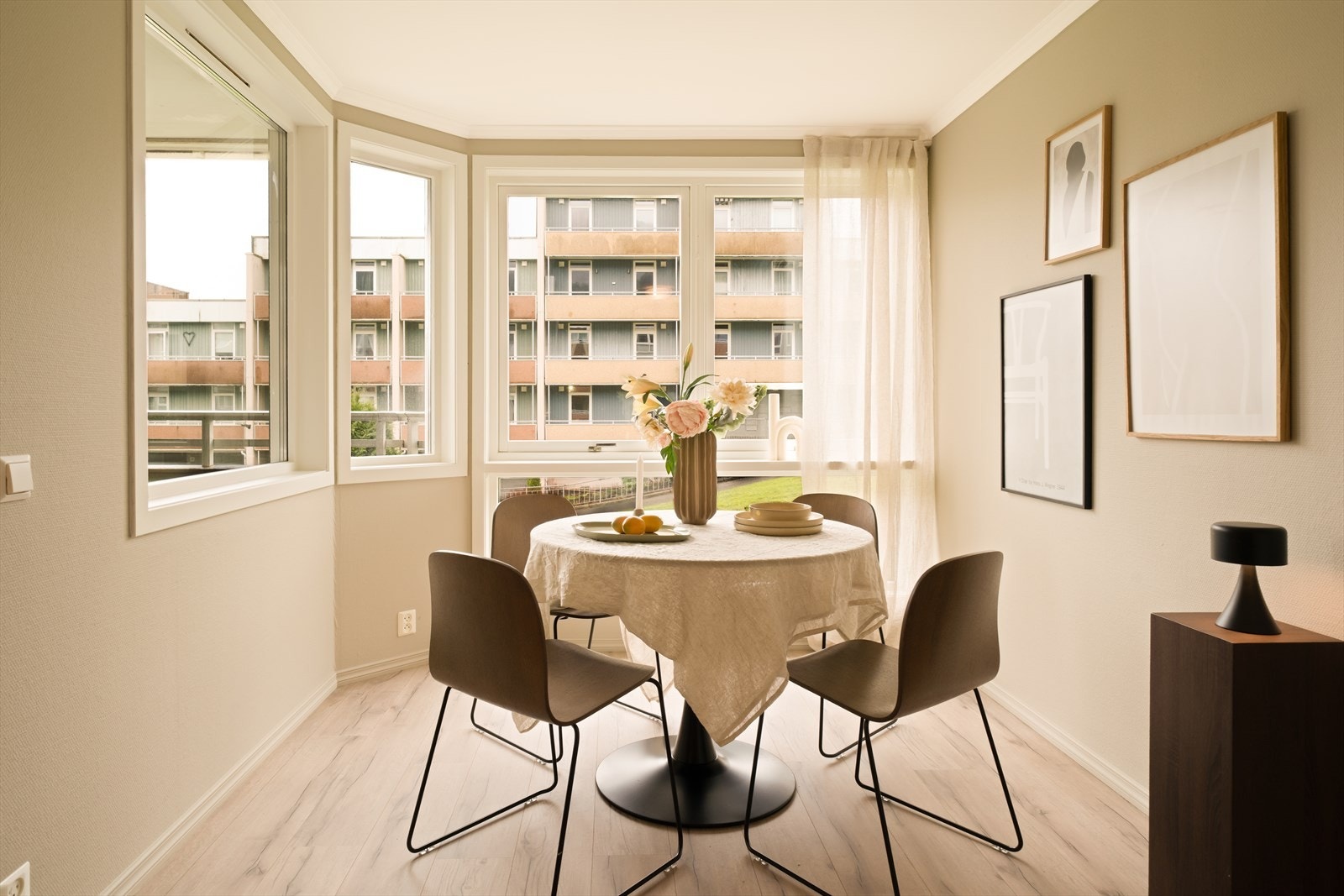 - Her har du god plass til spisebord i ønsket størrelse - Galleribilde