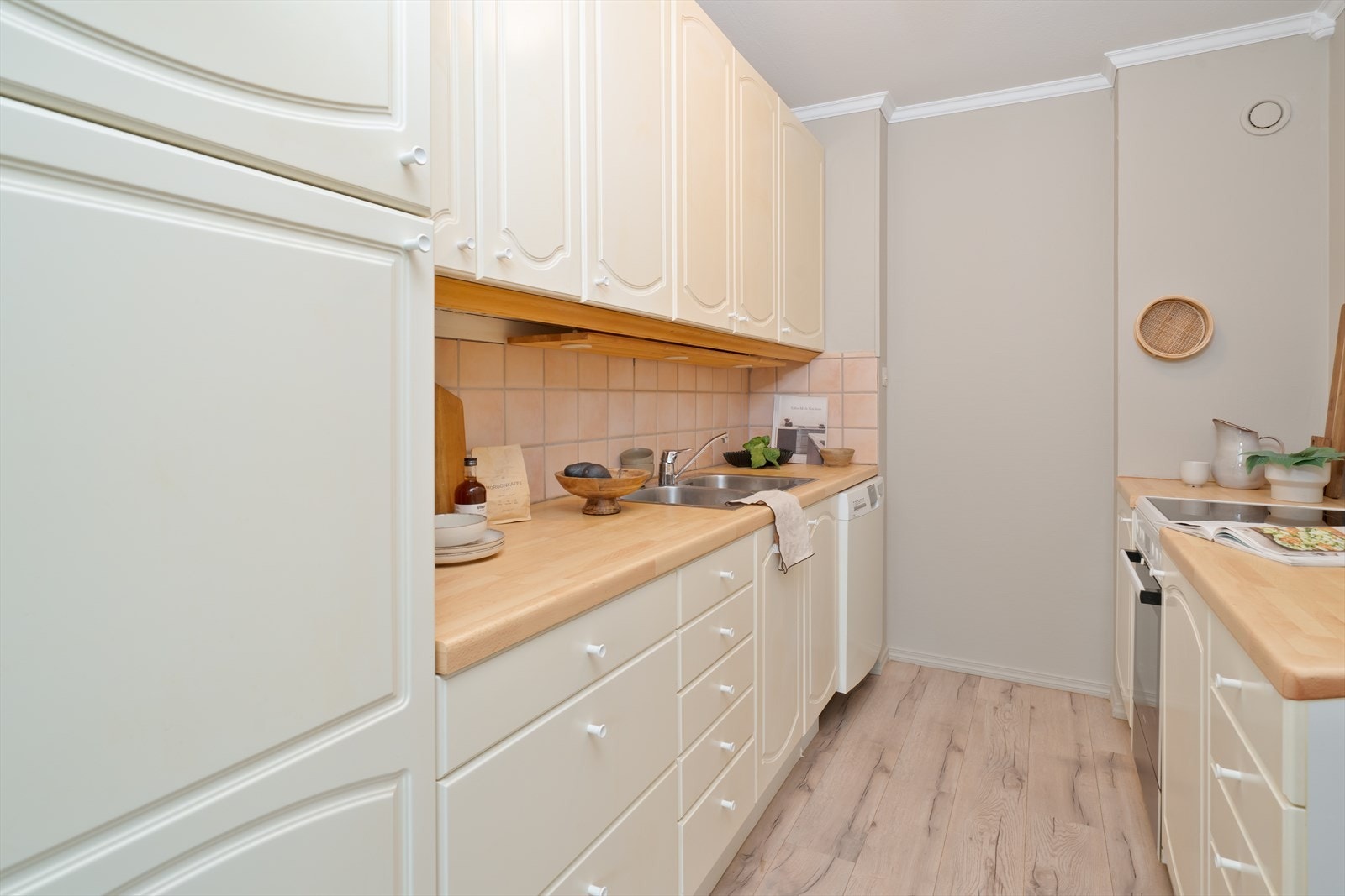 - Lys kjøkkeninnredning med profilerte fronter og benkeplate av laminat - Galleribilde