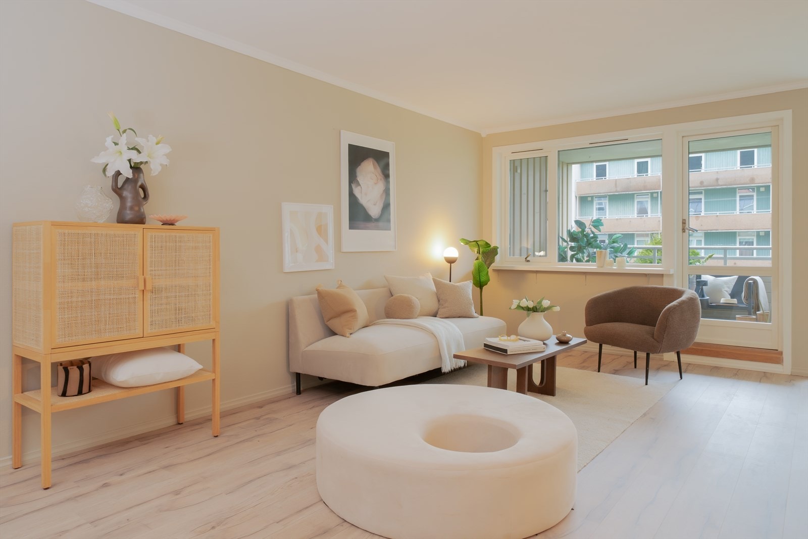 - Leiligheten har et BRA-i på 92m² og inneholder entré/gang, bad, vaskerom, toalettrom, 2 soverom, tv-stue, stue og spisestue/kjøkken - Galleribilde