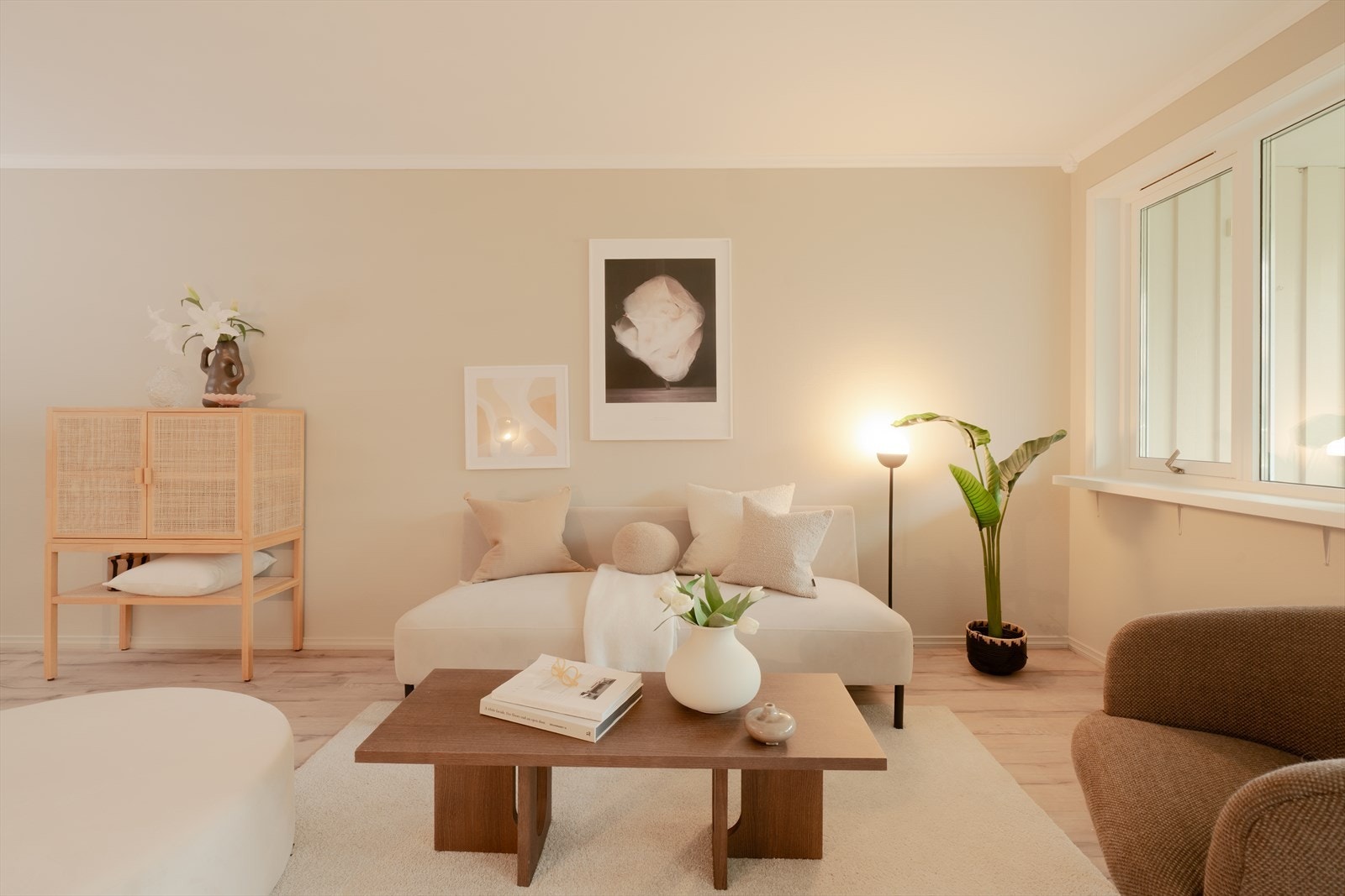 - Stuen fremstår lys og innbydende, og er malt i delikate fargetoner som enkelt lar deg sette ditt eget preg - Galleribilde