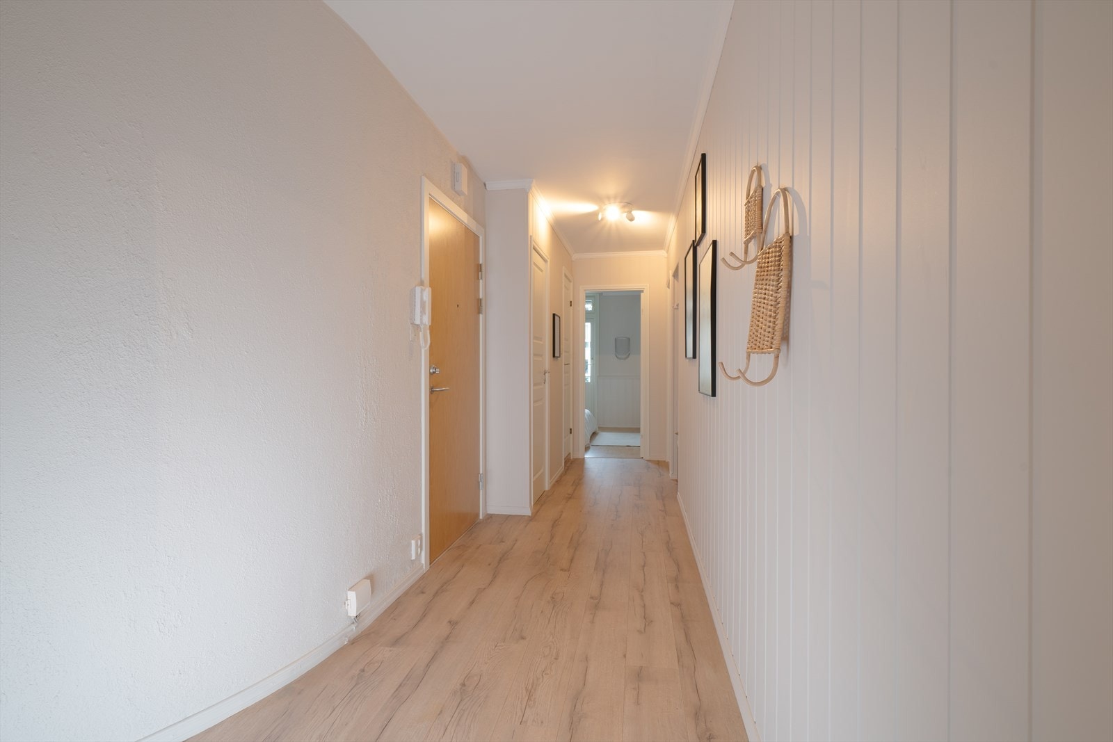 - Entréen har behagelig varme i gulv - Galleribilde