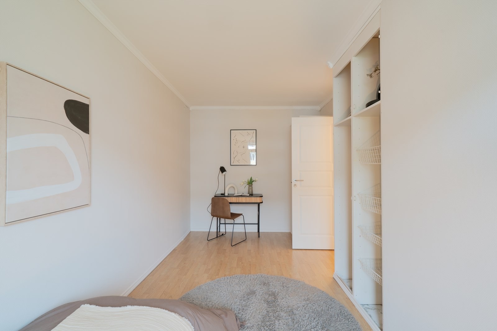 - God plass til seng i ønsket størrelse samt øvrig møblement - Galleribilde