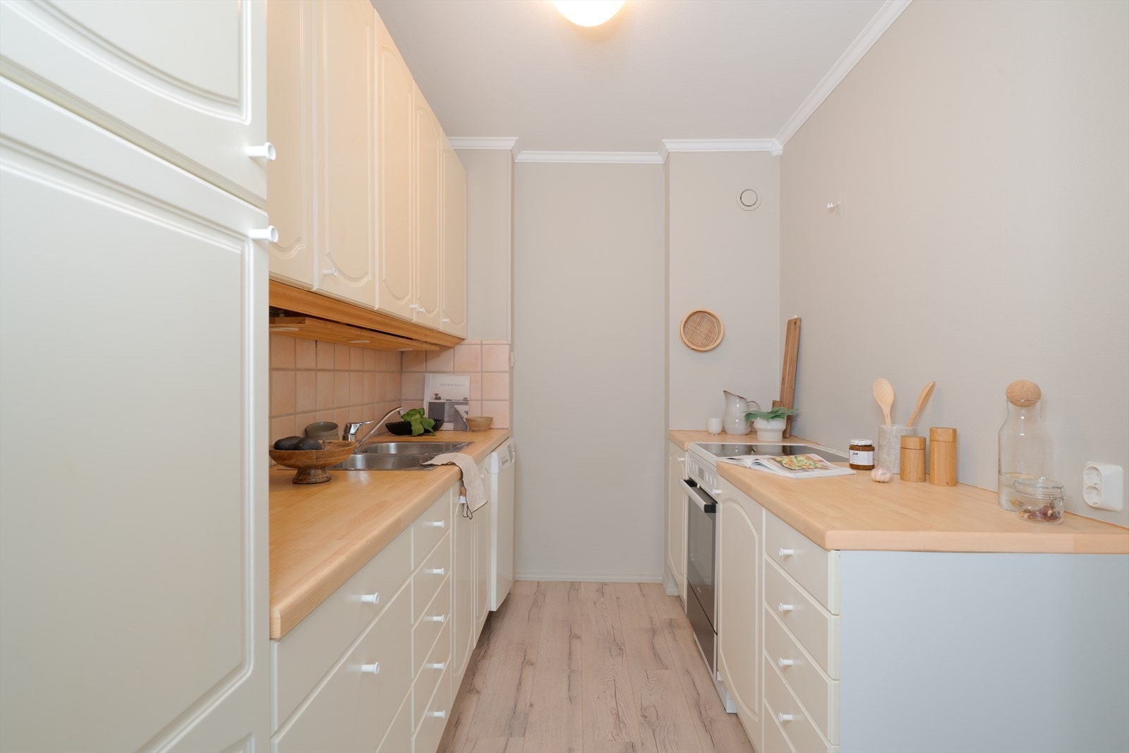 - Merk at alle hvitevarer på kjøkkenet medfølger handelen kostnadsfritt - Galleribilde