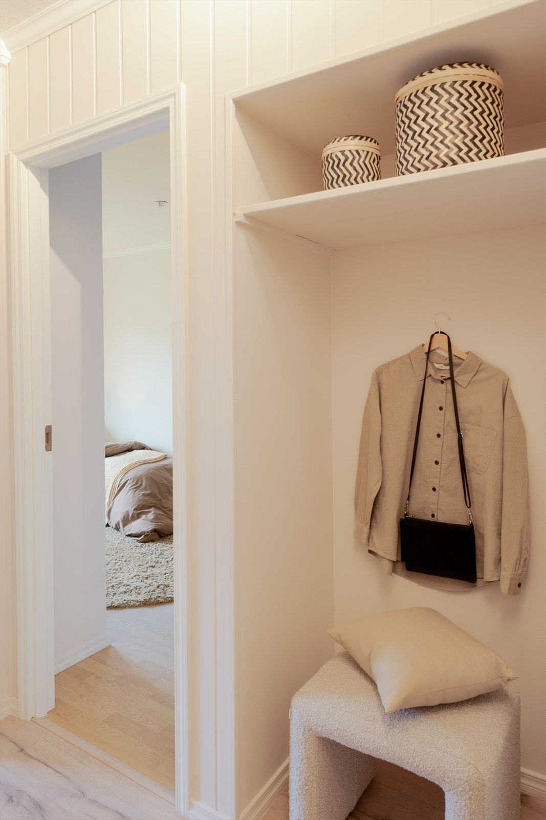 - Praktisk nisje for oppbevaring i entré - Galleribilde