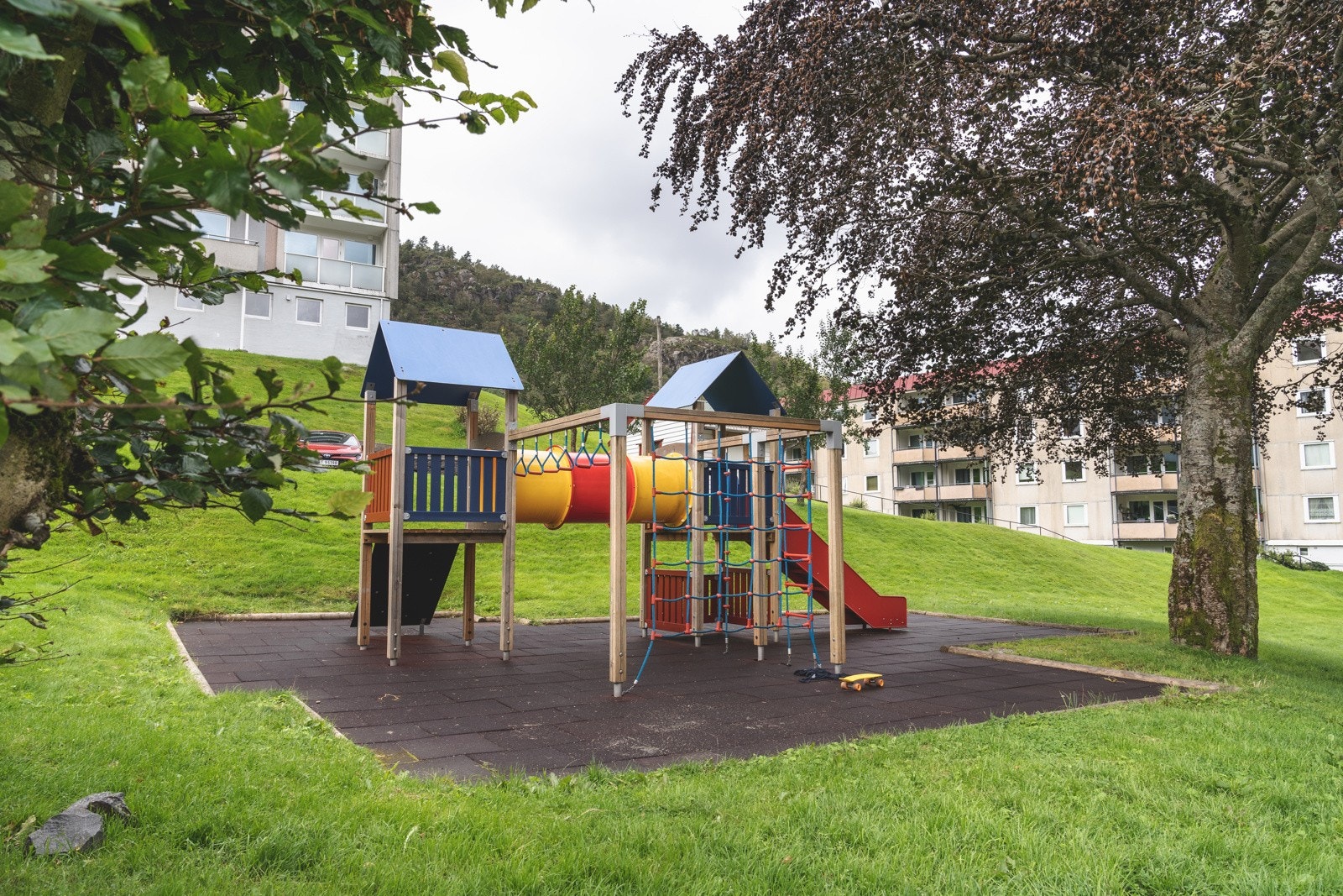Det er lekeplass, parsellhage og mye hyggelig man finner på borettslagets tomt. Galleribilde