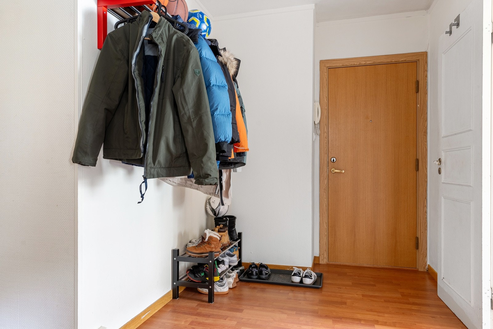 Gangen er av svært god størrelse og har god plass til å legge fra seg sko og yttertøy. Galleribilde