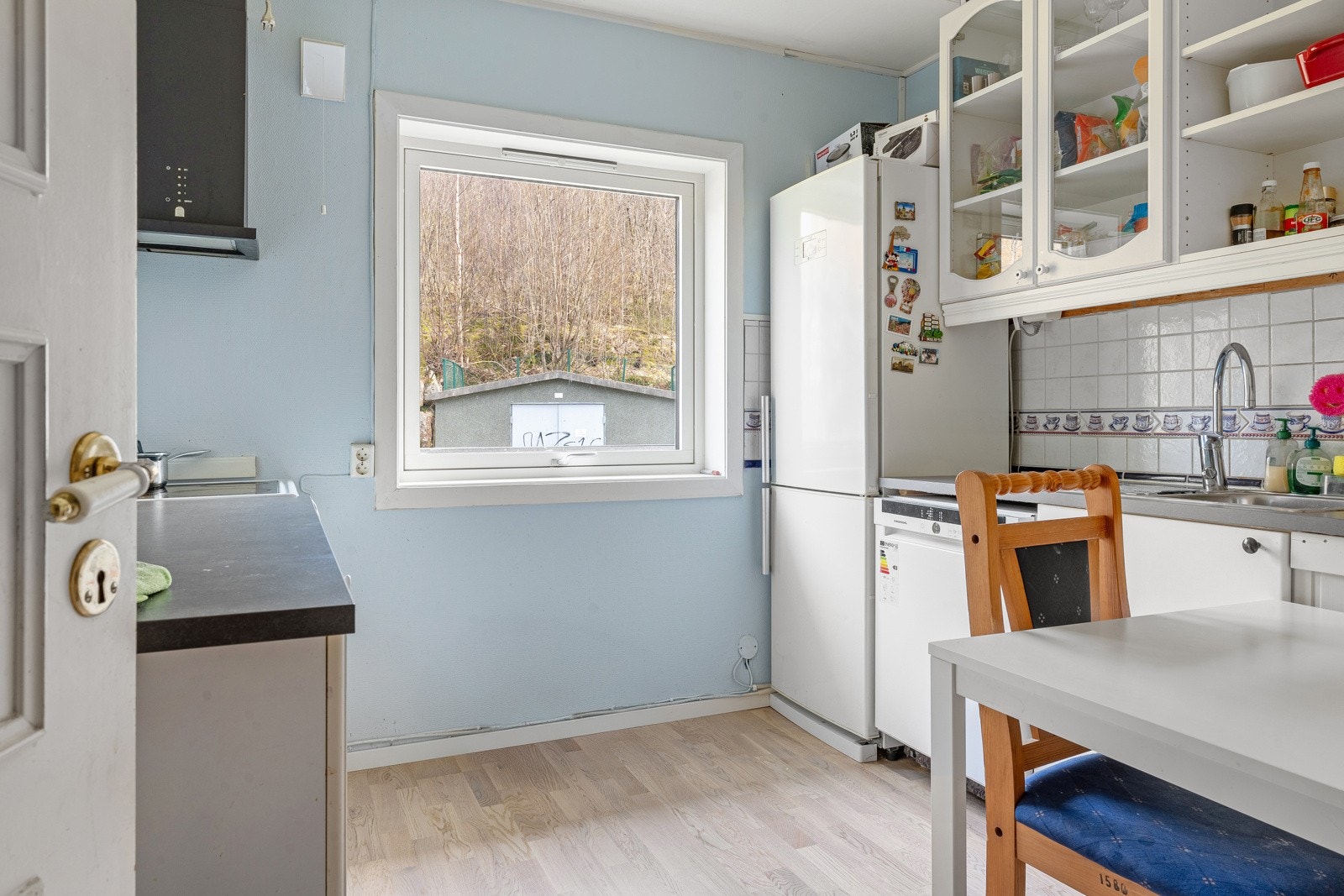 Det er induksjon platetopp ot stekeovn av nyere årgang, og kjøleskap fra 2014. Oppvaskmaskinen er fra 2021, det er lagt nytt gulv på kjøkken. Galleribilde