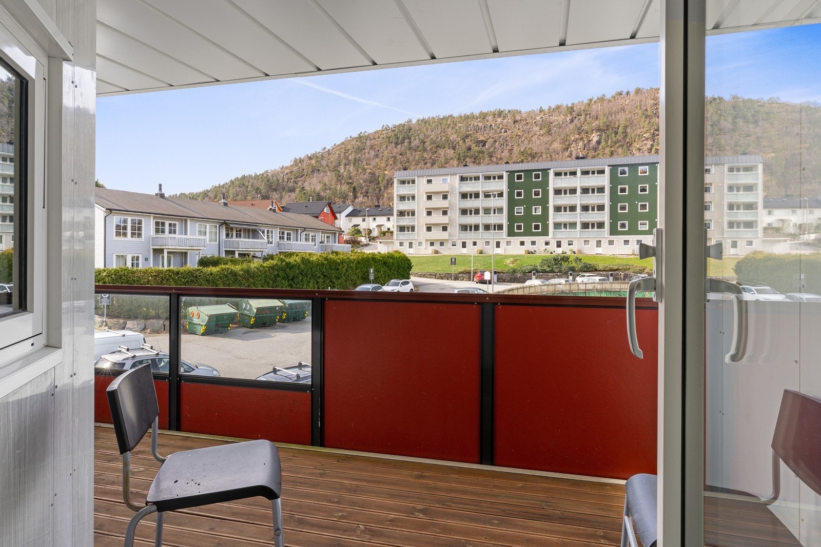 Fra stuen har man utgang til den vestvendte balkongen. Galleribilde