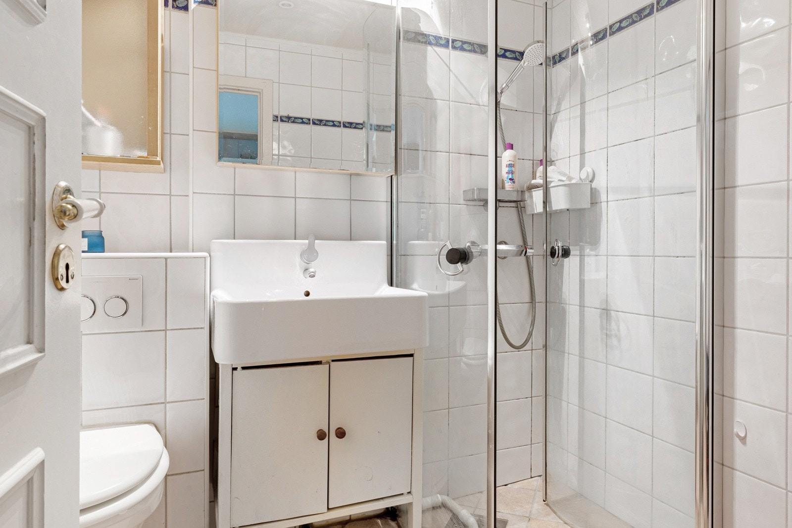 Romslig bad med oppussingsbehov. Badet har varmekabler i gulv. Galleribilde
