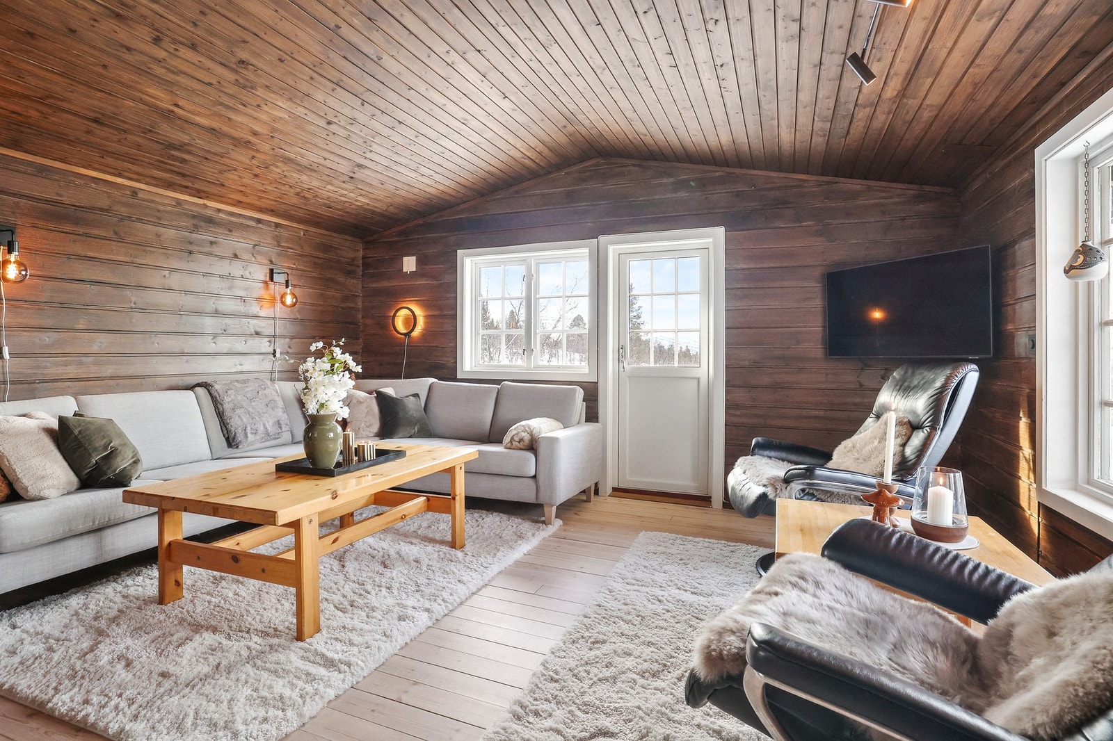 Stue med plass til sofa og tilhørende møblement Galleribilde