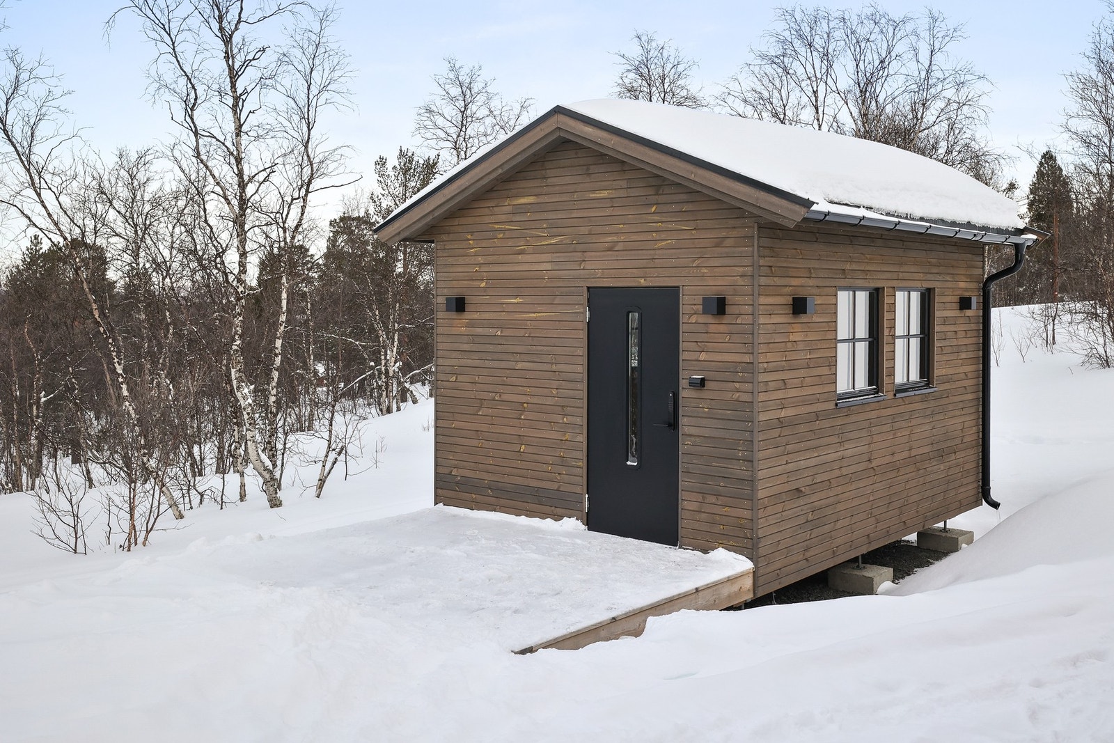 Det medfølger utebod som er bygget i 2023. Galleribilde