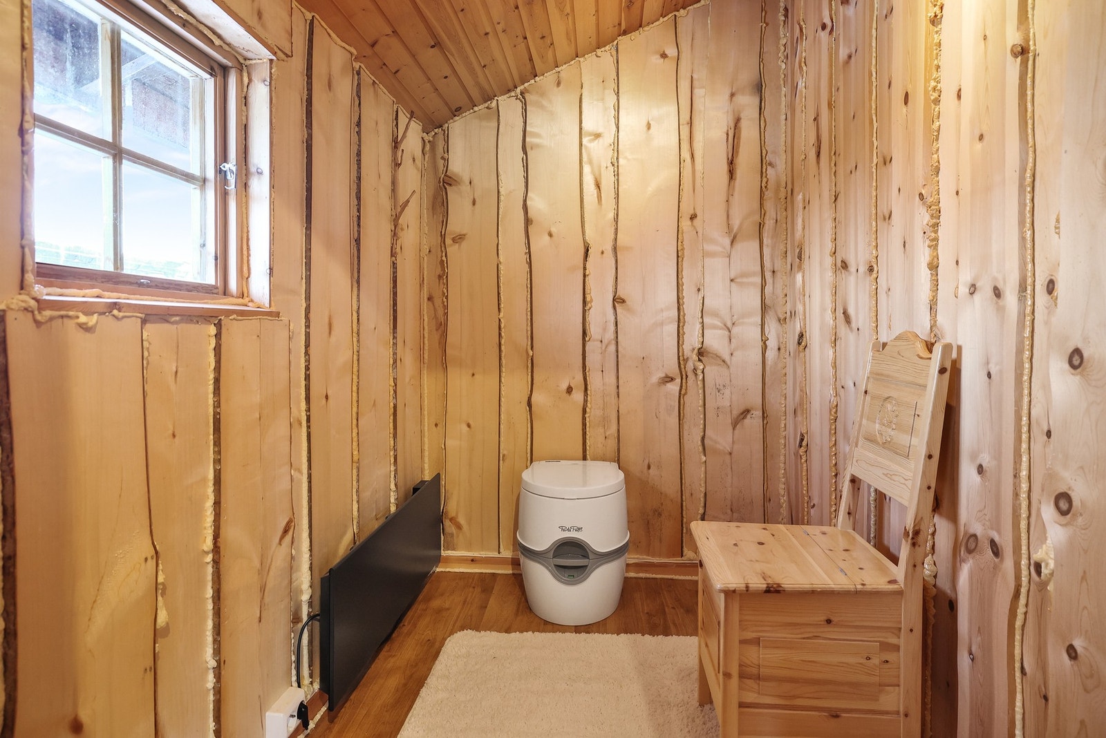 Toalettrom / bod med Porta Potti toalett Galleribilde