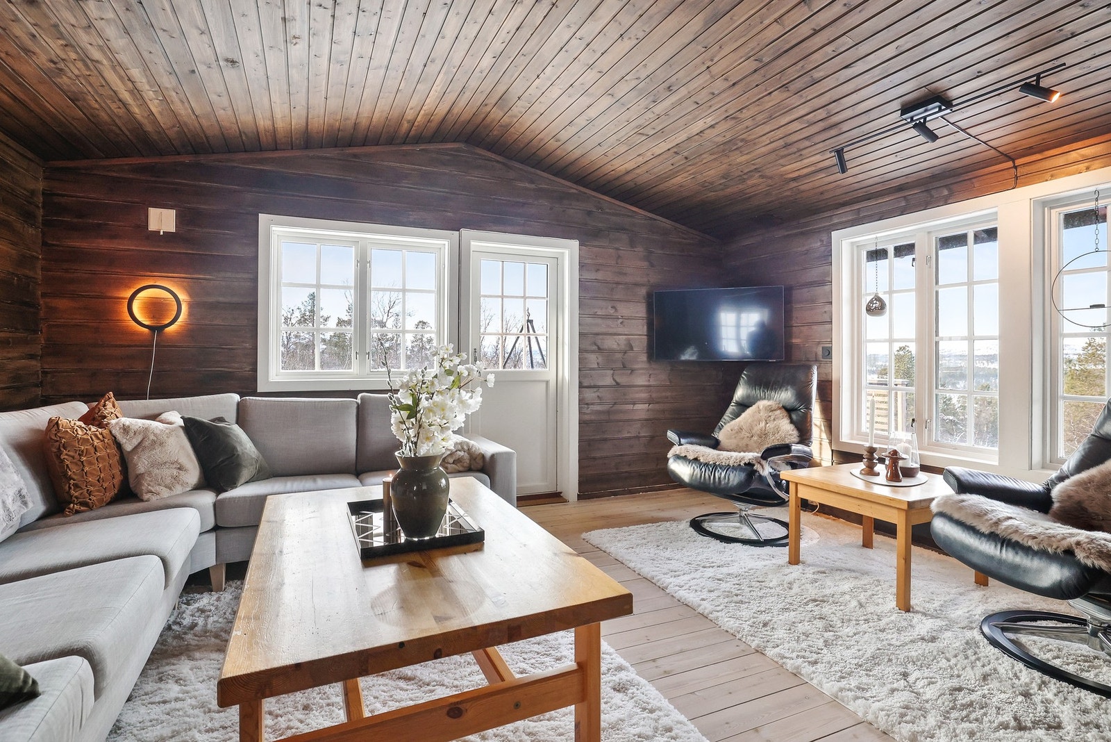 Stue med plass til sofa og tilhørende møblement Galleribilde